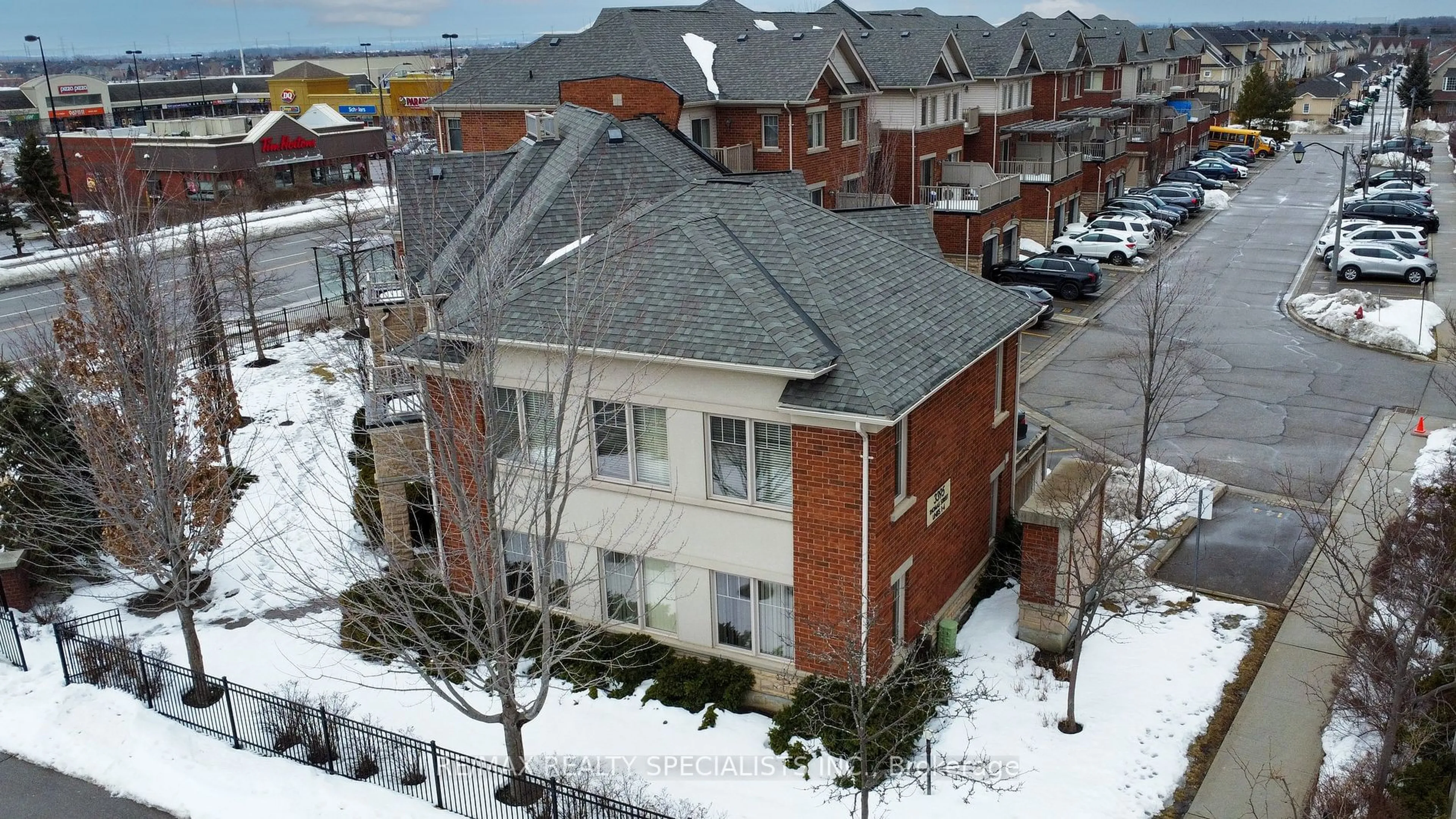 A pic from outside/outdoor area/front of a property/back of a property/a pic from drone, unknown for 3395 Thomas St #2, Mississauga Ontario L5M 0P7