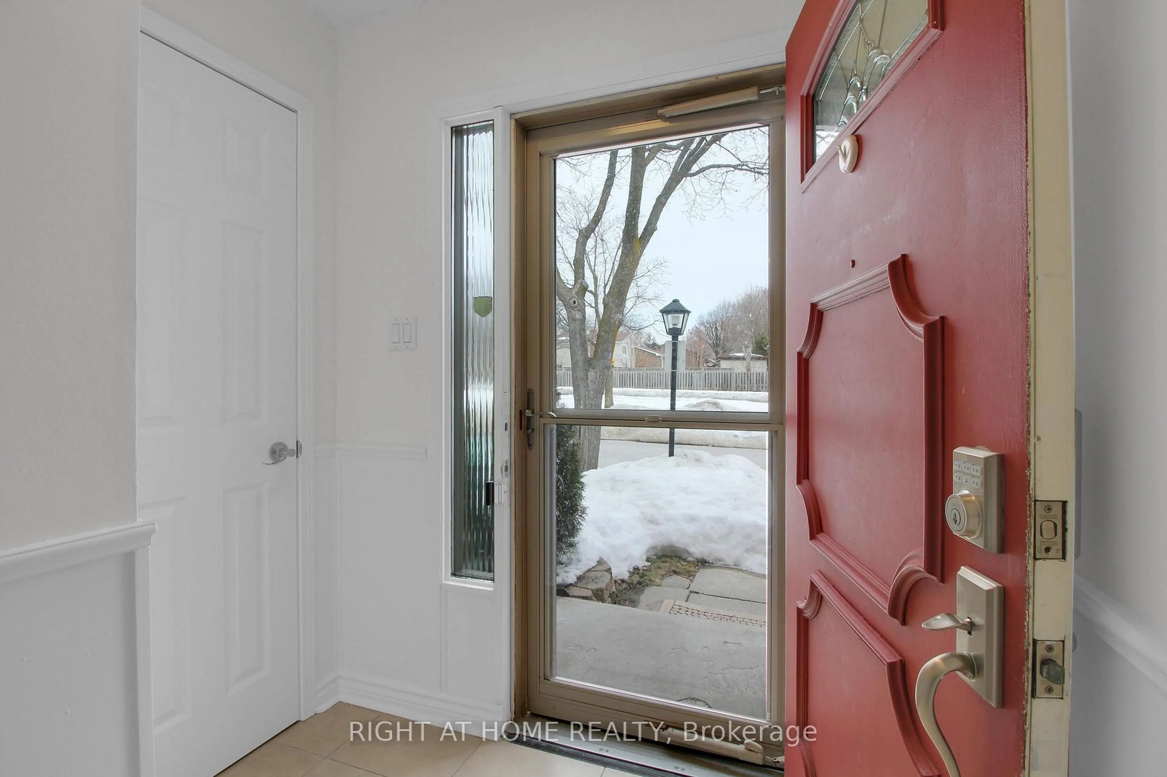 Indoor entryway for 6100 Montevideo Rd #74, Mississauga Ontario L5N 2N8