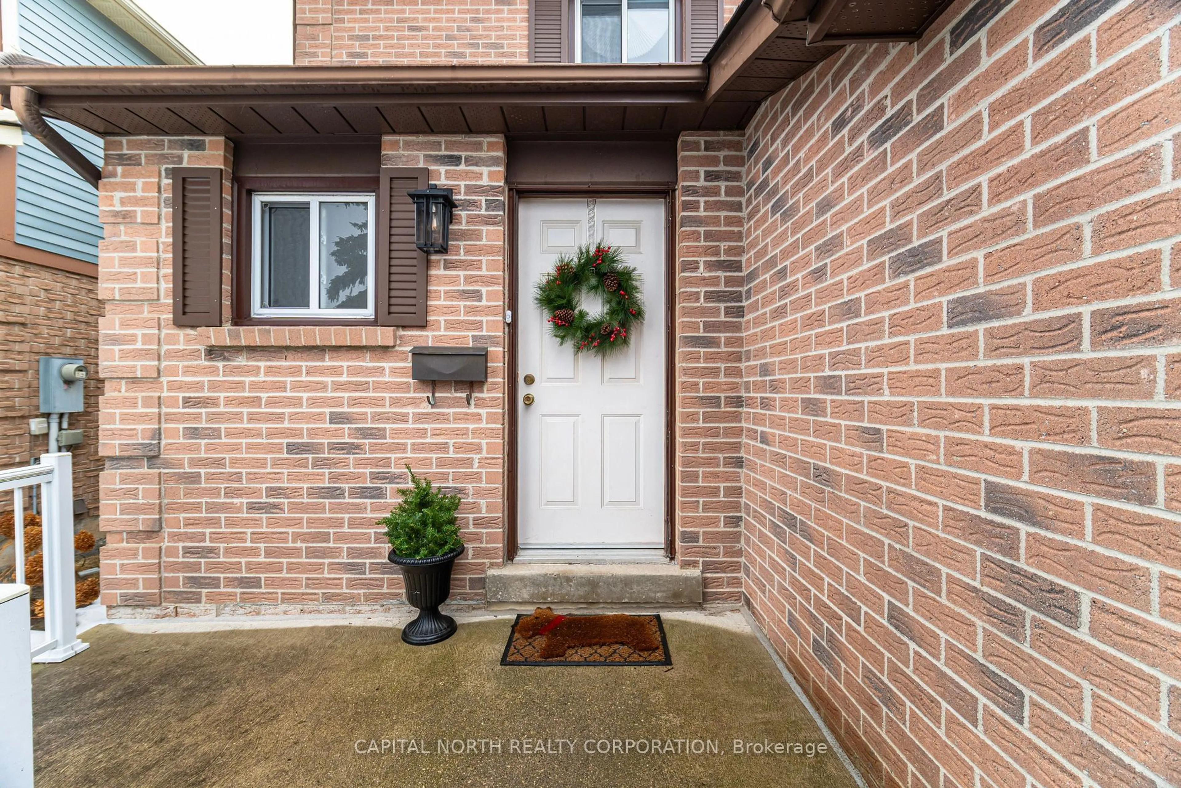 Indoor entryway for 3430 Brett Rd, Mississauga Ontario L5L 4M5