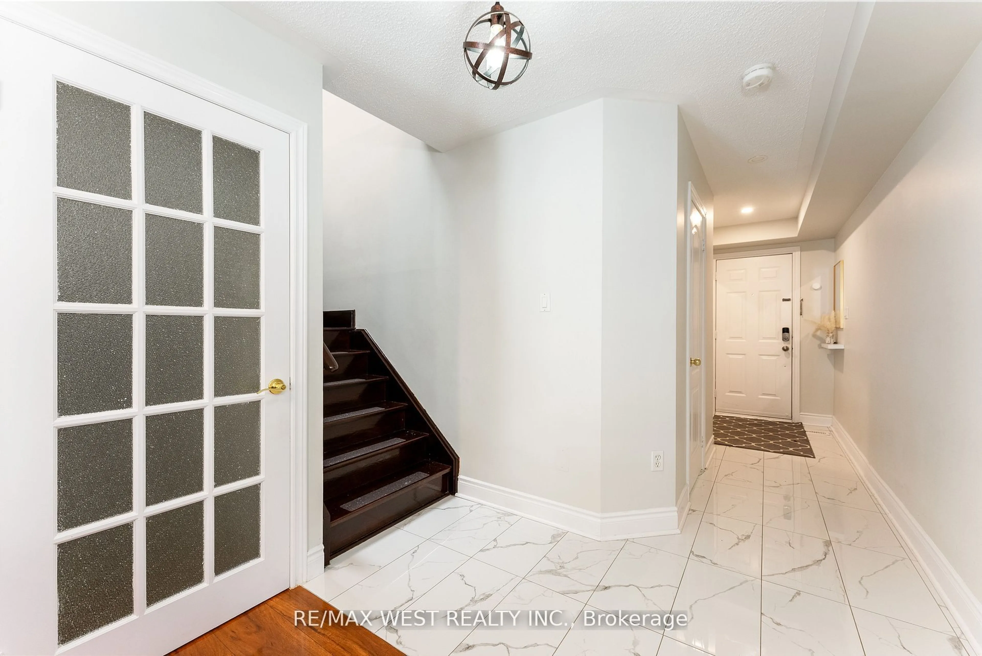 Indoor entryway for 1020 Windbrook Grve, Mississauga Ontario L5V 2N7