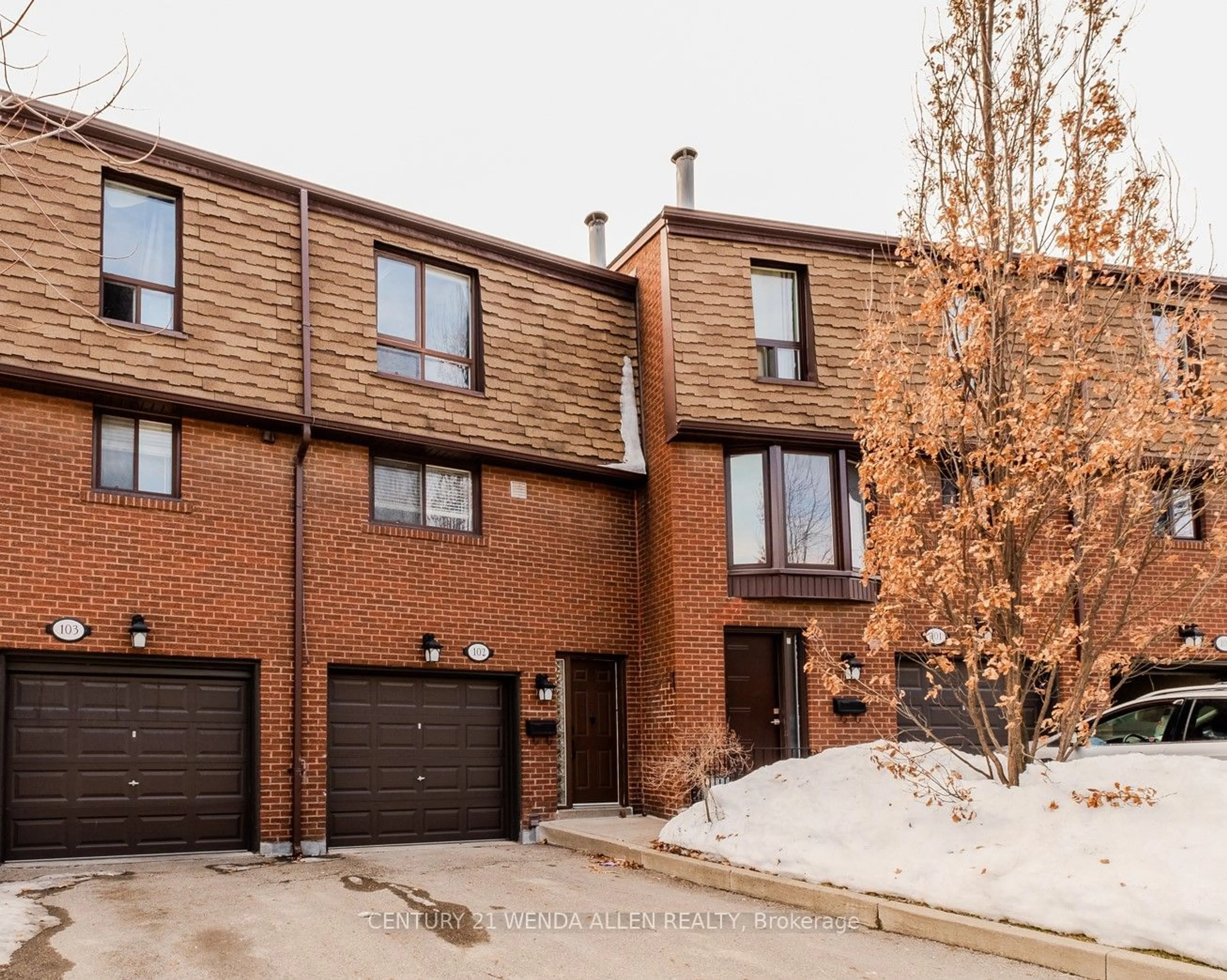 Home with brick exterior material, street for 3395 Cliff Rd #102, Mississauga Ontario L5A 3M7