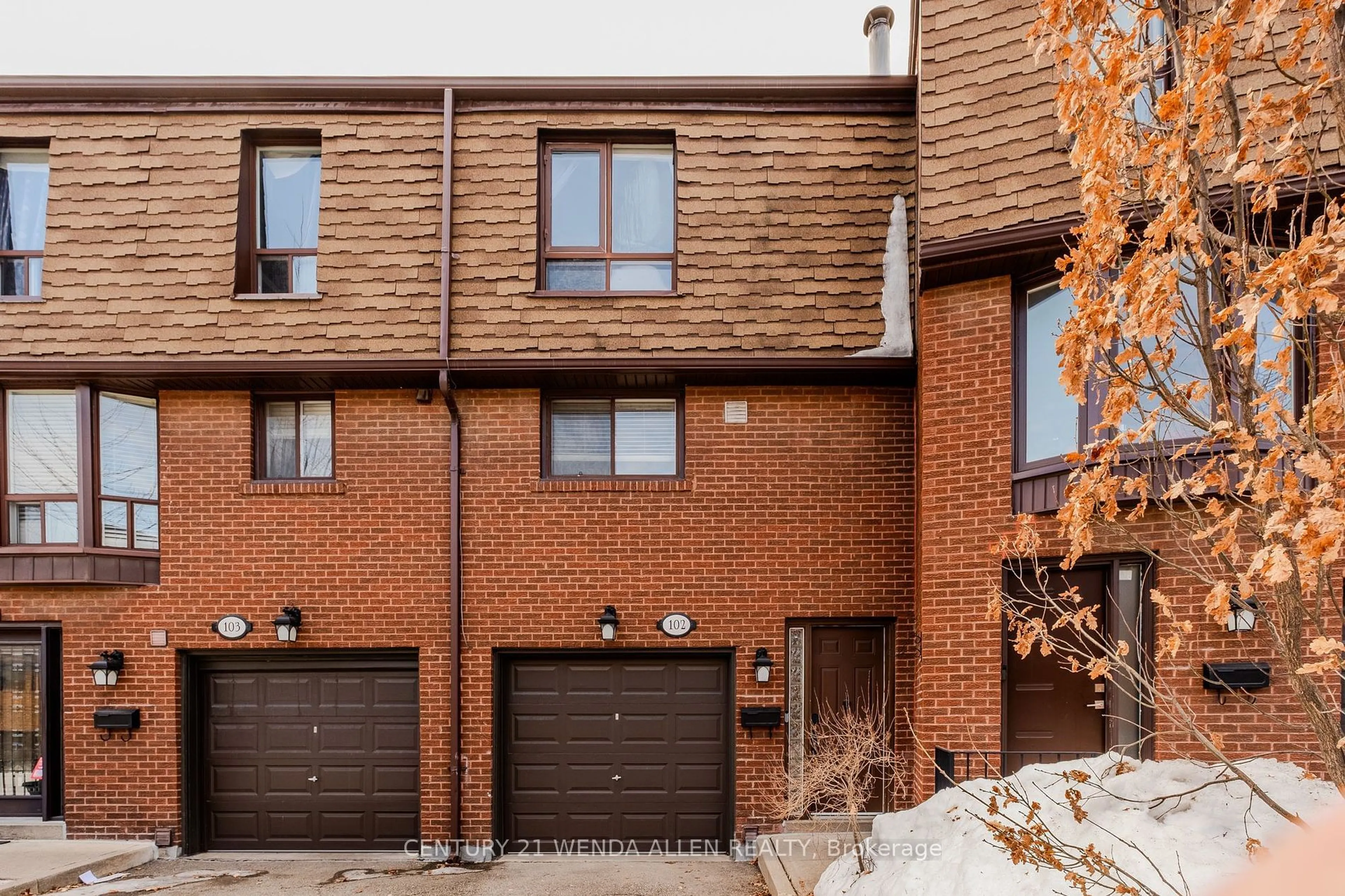 Home with brick exterior material, street for 3395 Cliff Rd #102, Mississauga Ontario L5A 3M7