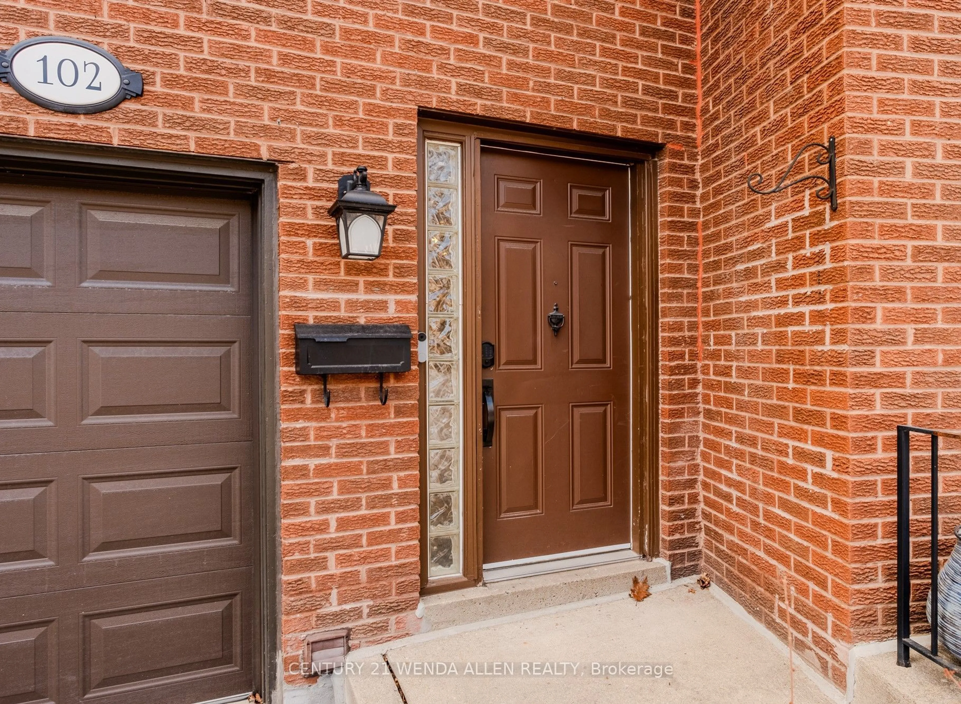 Home with brick exterior material, street for 3395 Cliff Rd #102, Mississauga Ontario L5A 3M7