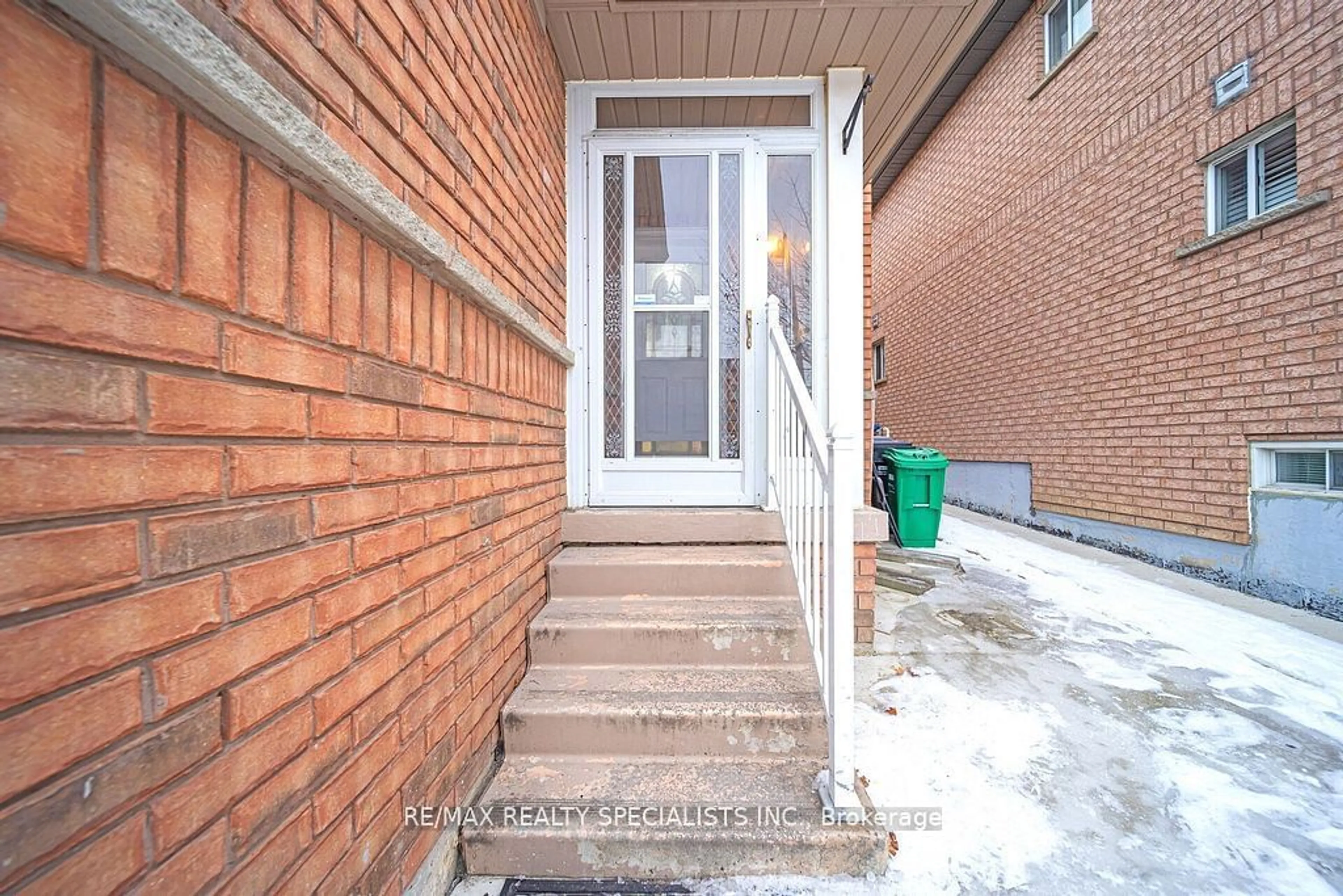 Indoor entryway for 72 Ridgefield Crt, Brampton Ontario L6P 1B3