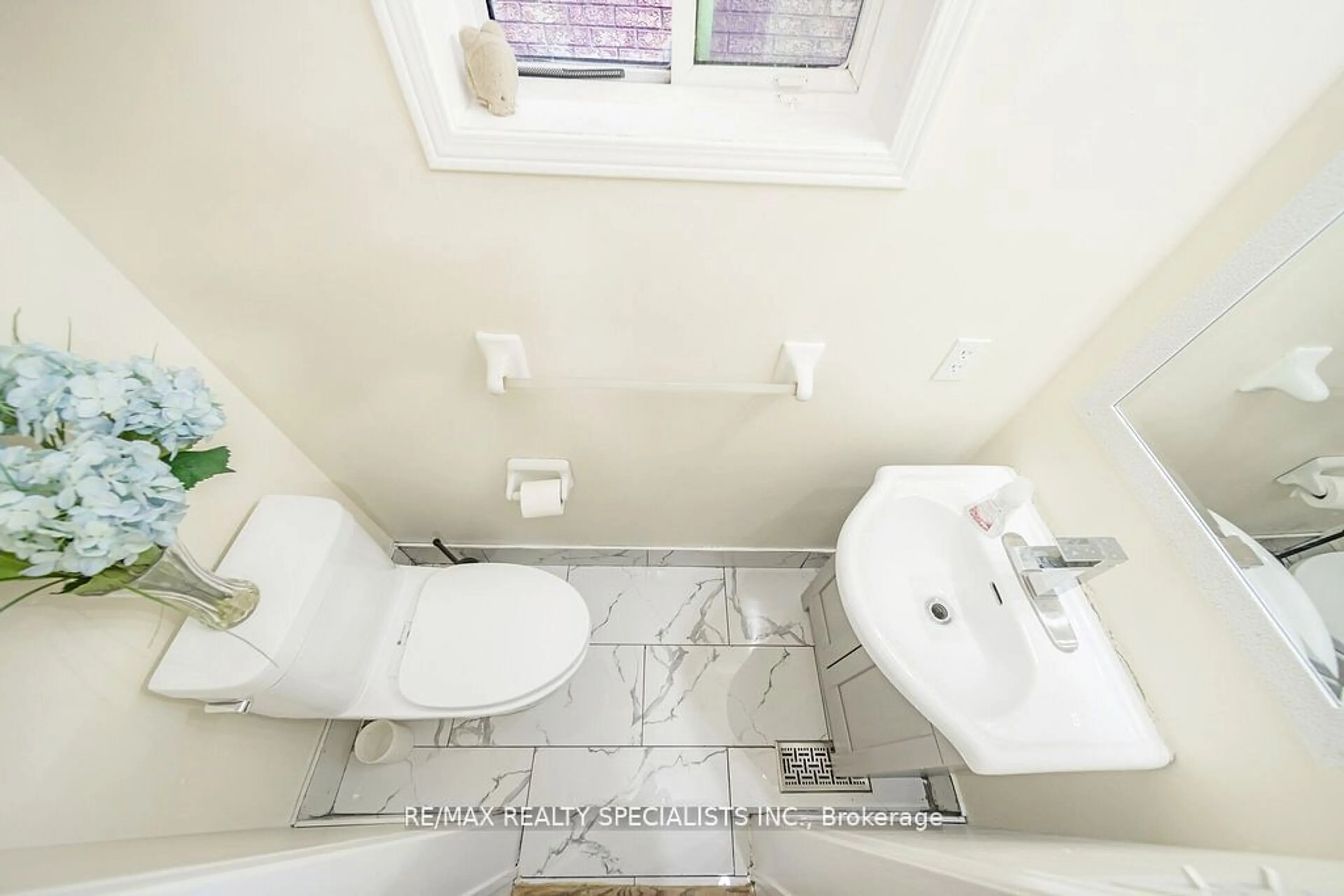 Standard bathroom, ceramic/tile floor for 72 Ridgefield Crt, Brampton Ontario L6P 1B3