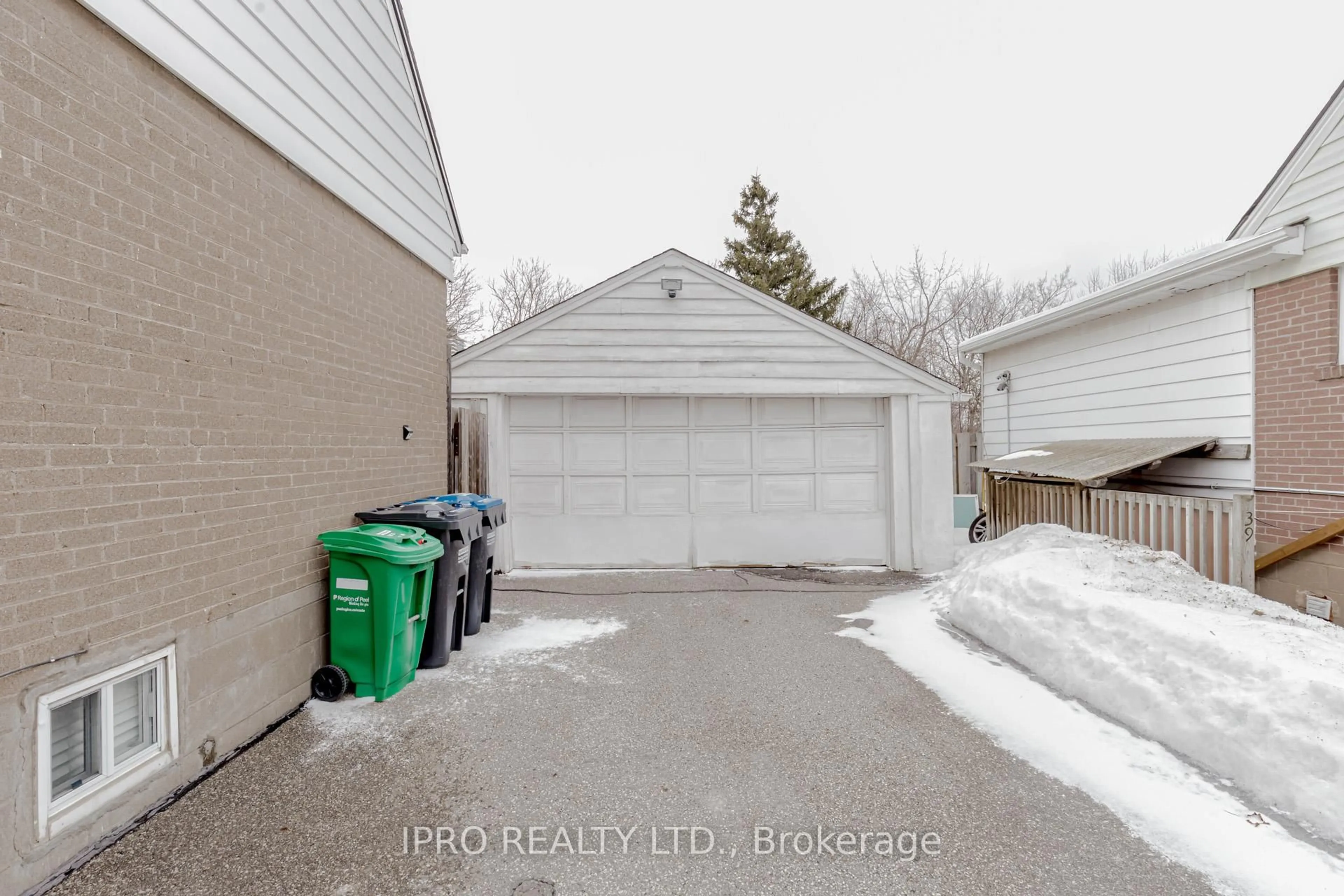 Indoor garage for 41 McCaul St, Brampton Ontario L6V 1J1