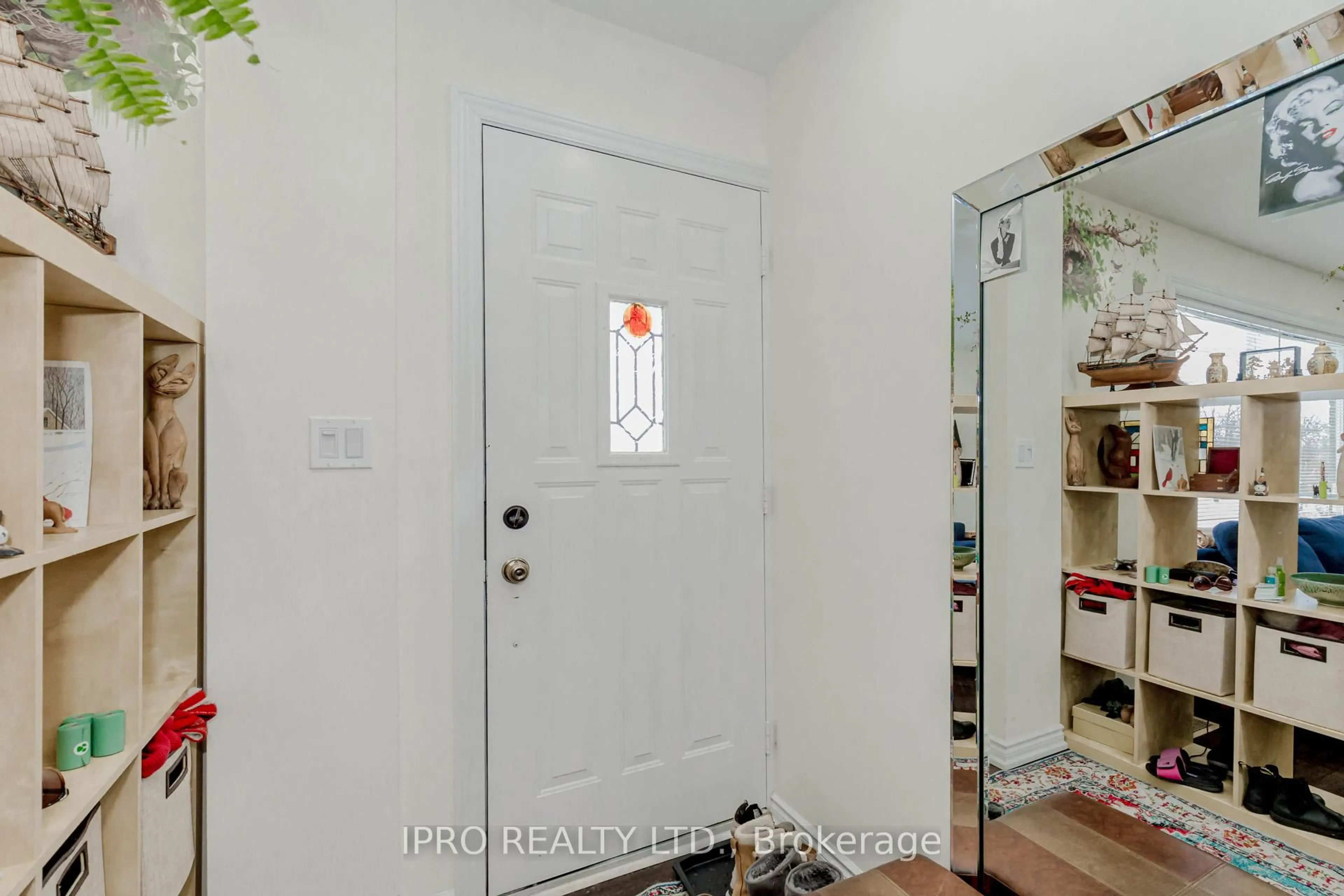 Indoor entryway for 41 McCaul St, Brampton Ontario L6V 1J1