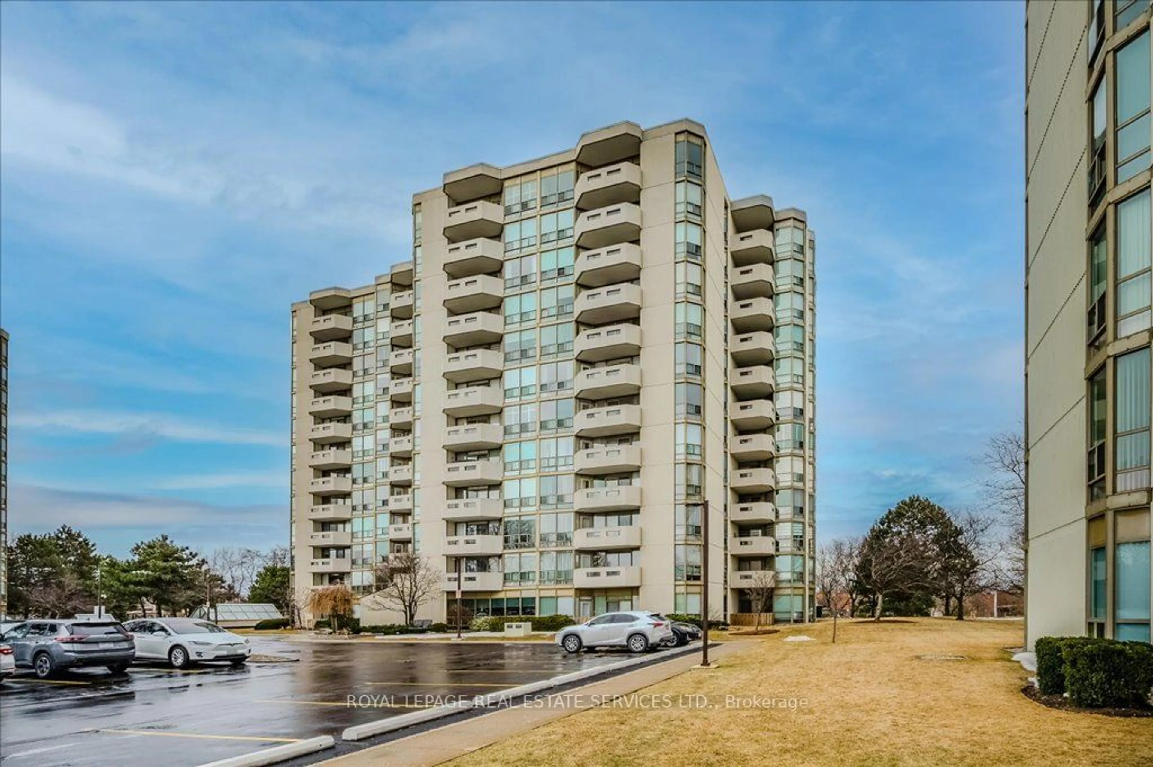 A pic from outside/outdoor area/front of a property/back of a property/a pic from drone, water/lake/river/ocean view for 5080 Pinedale Ave #409, Burlington Ontario L7L 5V7