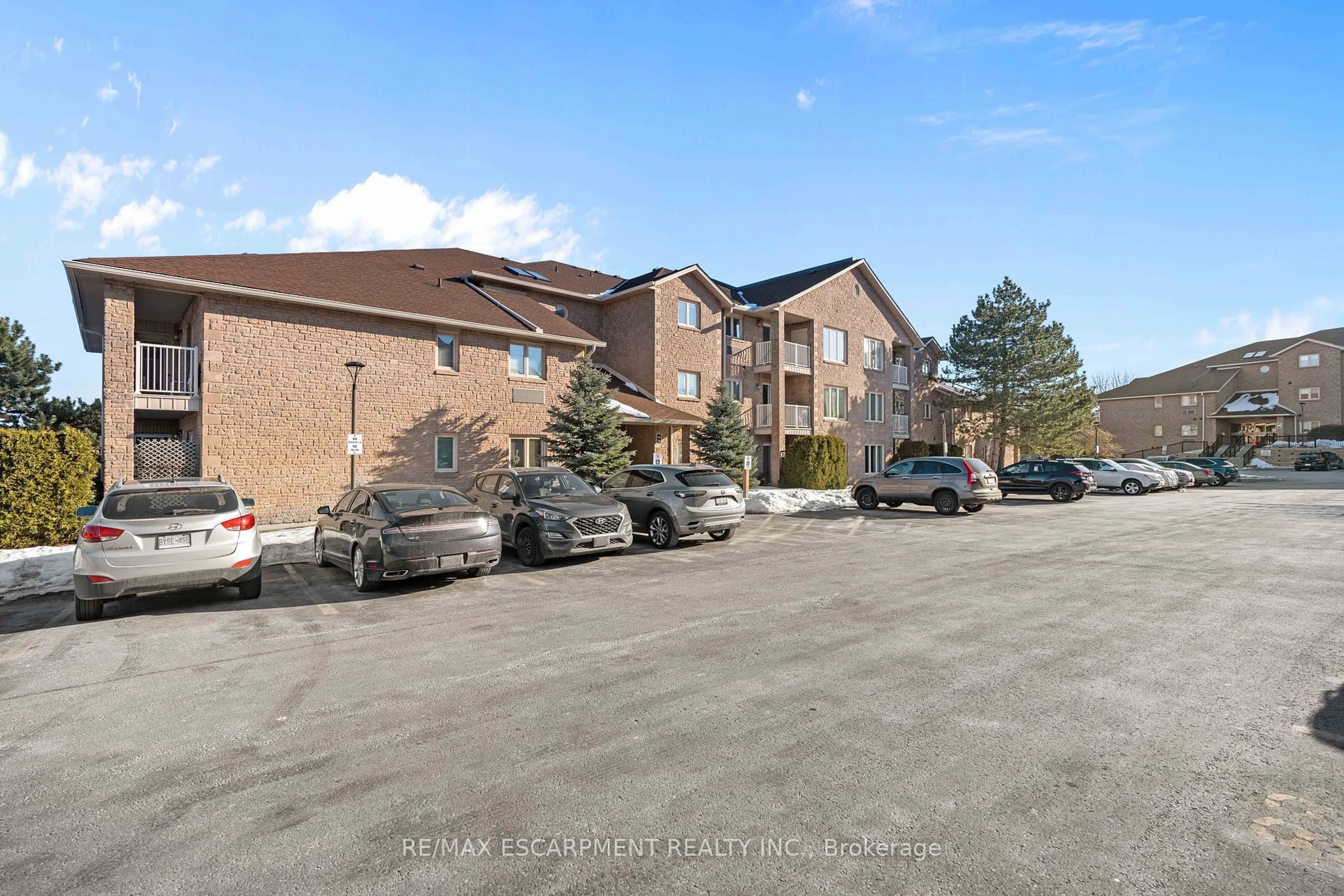 Patio, mountain view for 3050 Pinemeadow Dr #40, Burlington Ontario L7M 3X5