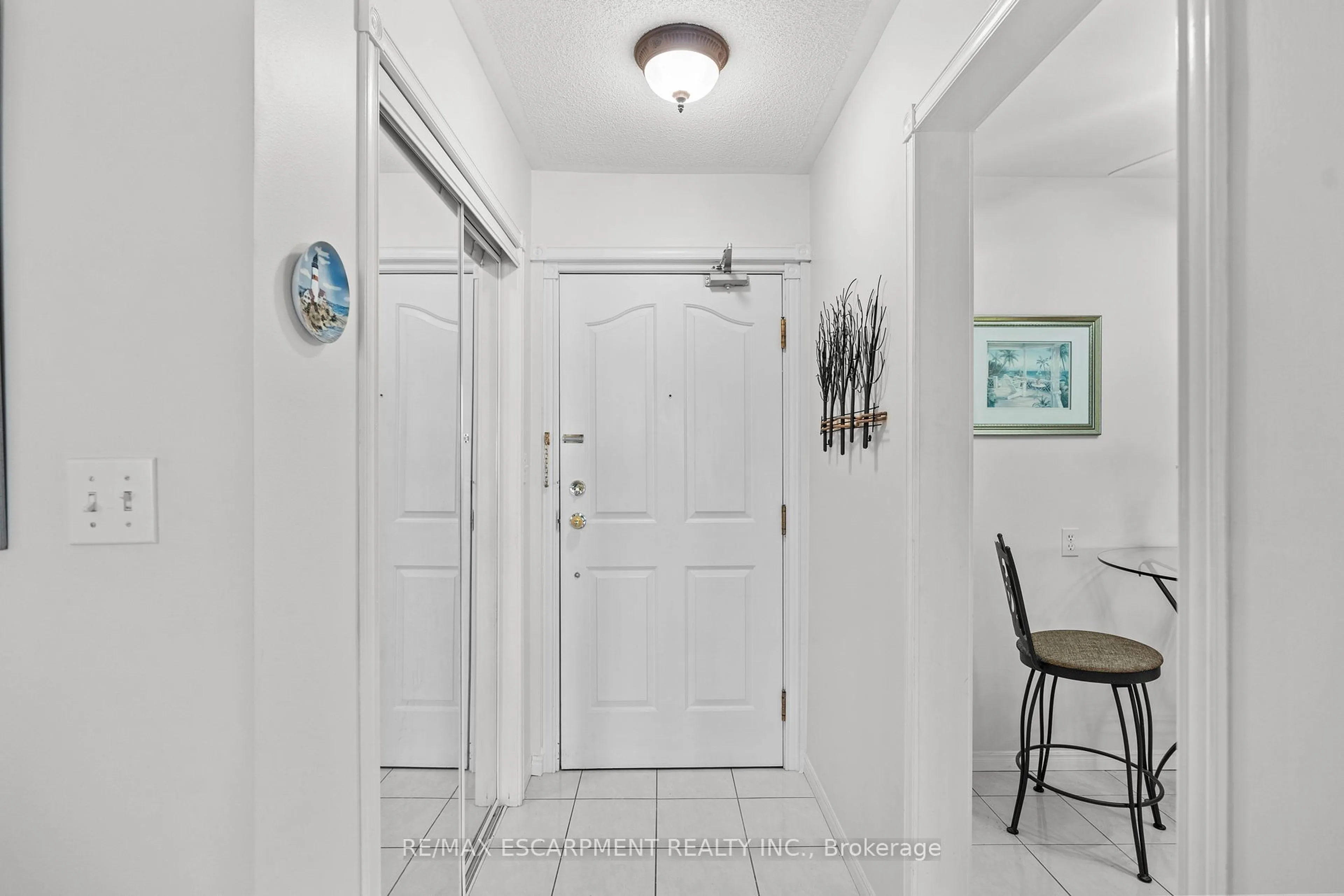 Indoor entryway for 3050 Pinemeadow Dr #40, Burlington Ontario L7M 3X5