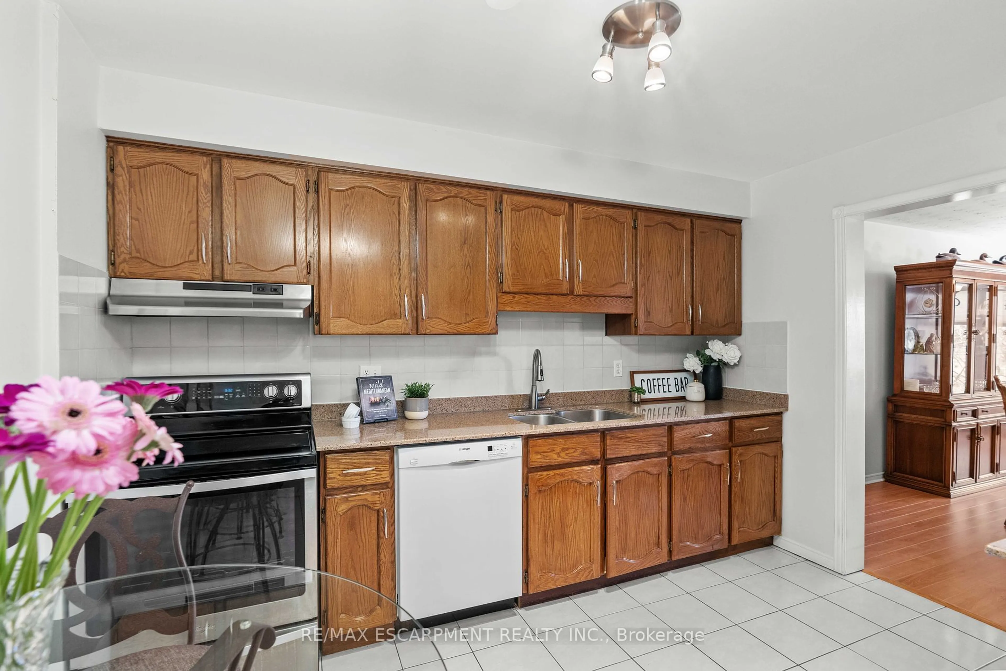 Standard kitchen, ceramic/tile floor for 3050 Pinemeadow Dr #40, Burlington Ontario L7M 3X5