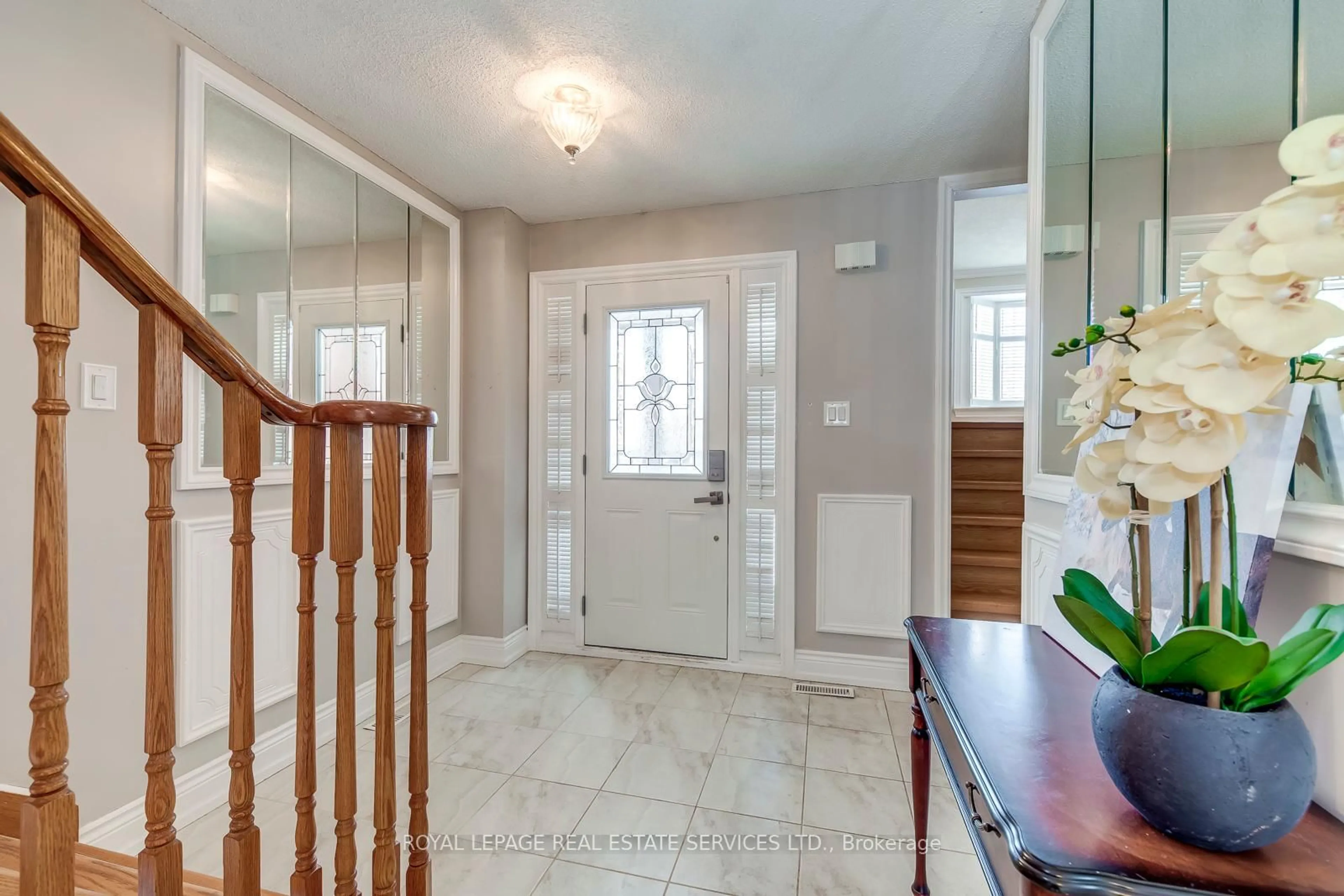 Indoor entryway for 5254 Astwell Ave, Mississauga Ontario L5R 3H8