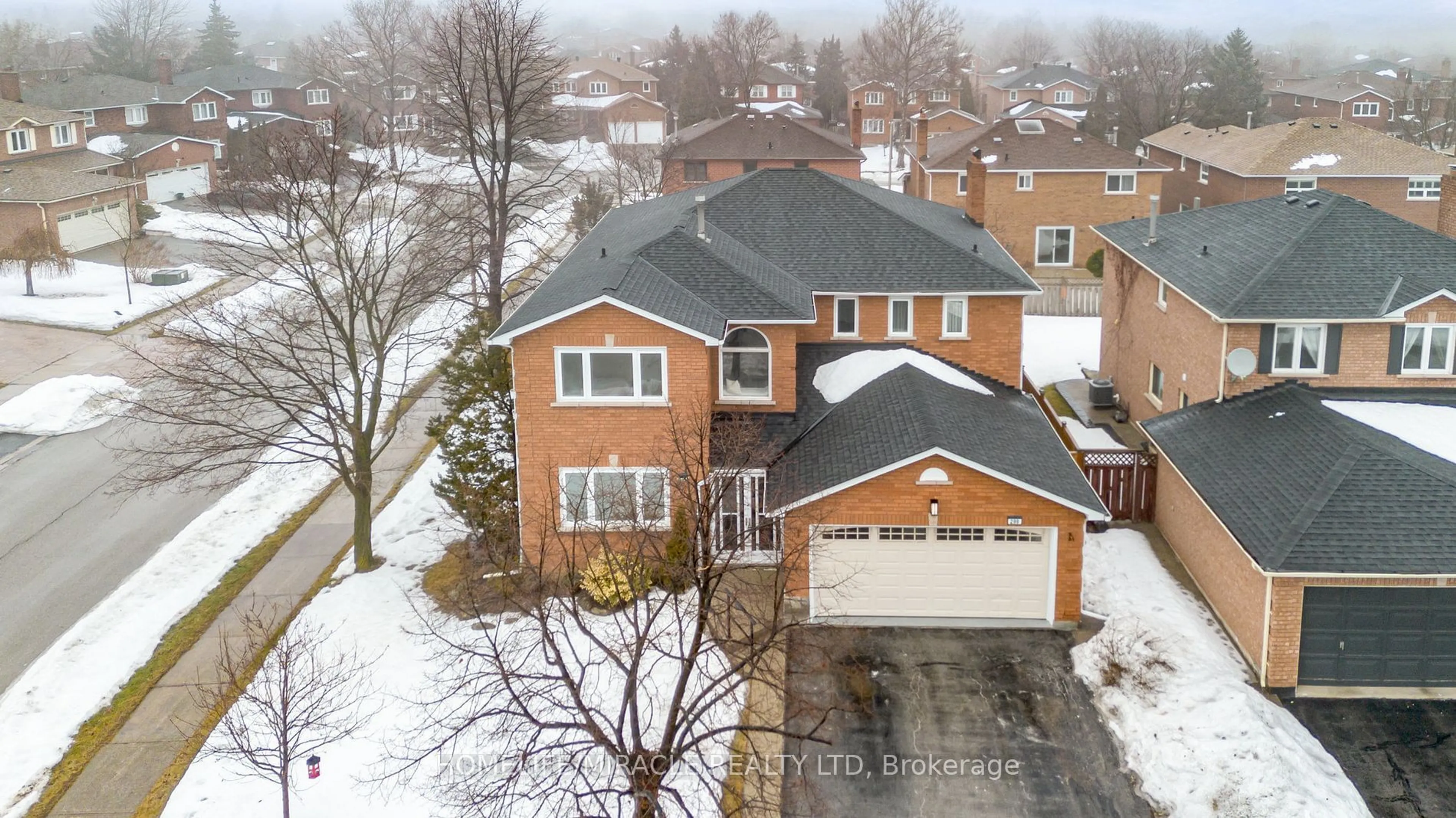 A pic from outside/outdoor area/front of a property/back of a property/a pic from drone, street for 299 Hickory Circ, Oakville Ontario L6H 4V3