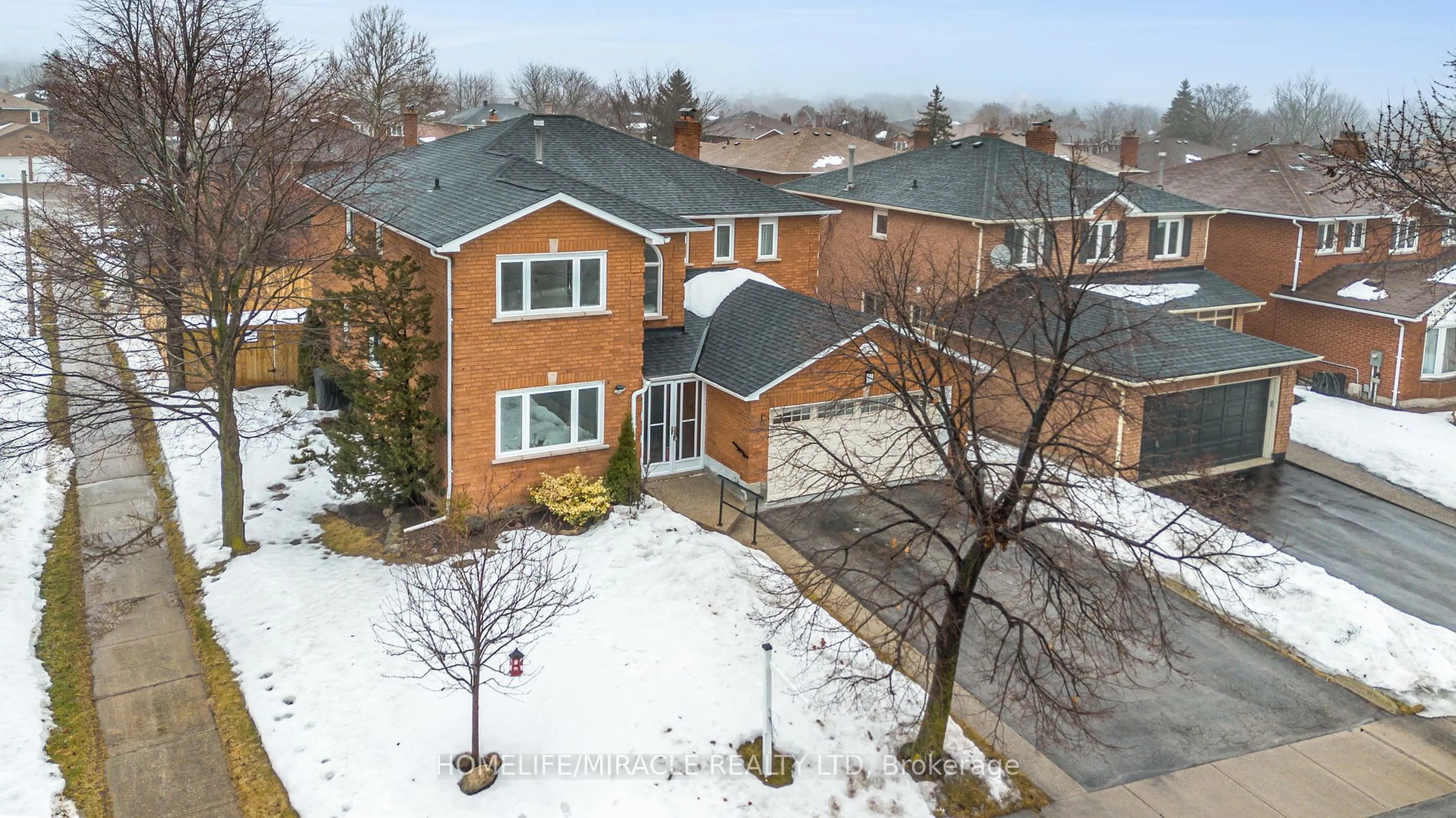 A pic from outside/outdoor area/front of a property/back of a property/a pic from drone, street for 299 Hickory Circ, Oakville Ontario L6H 4V3