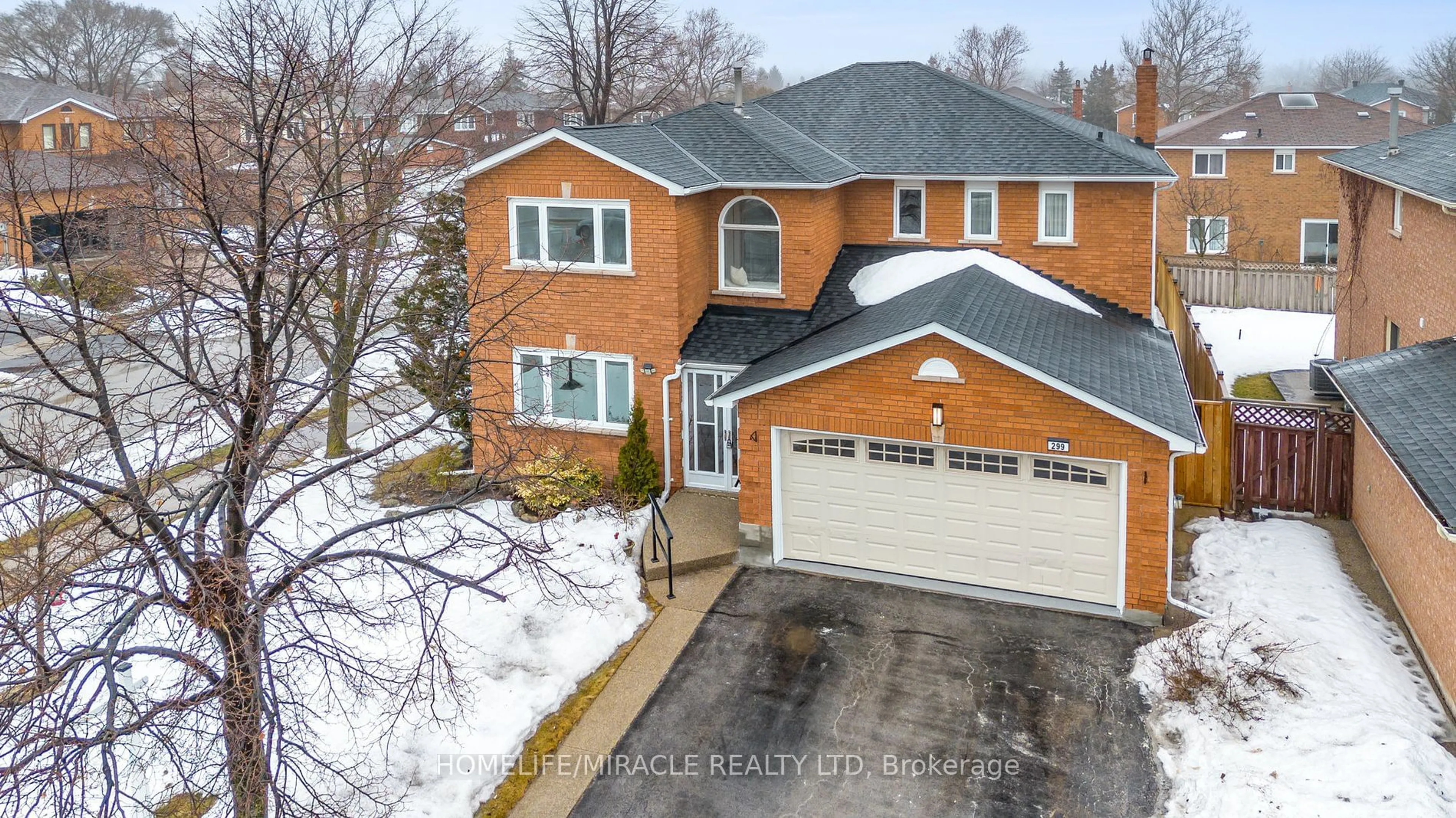 A pic from outside/outdoor area/front of a property/back of a property/a pic from drone, street for 299 Hickory Circ, Oakville Ontario L6H 4V3