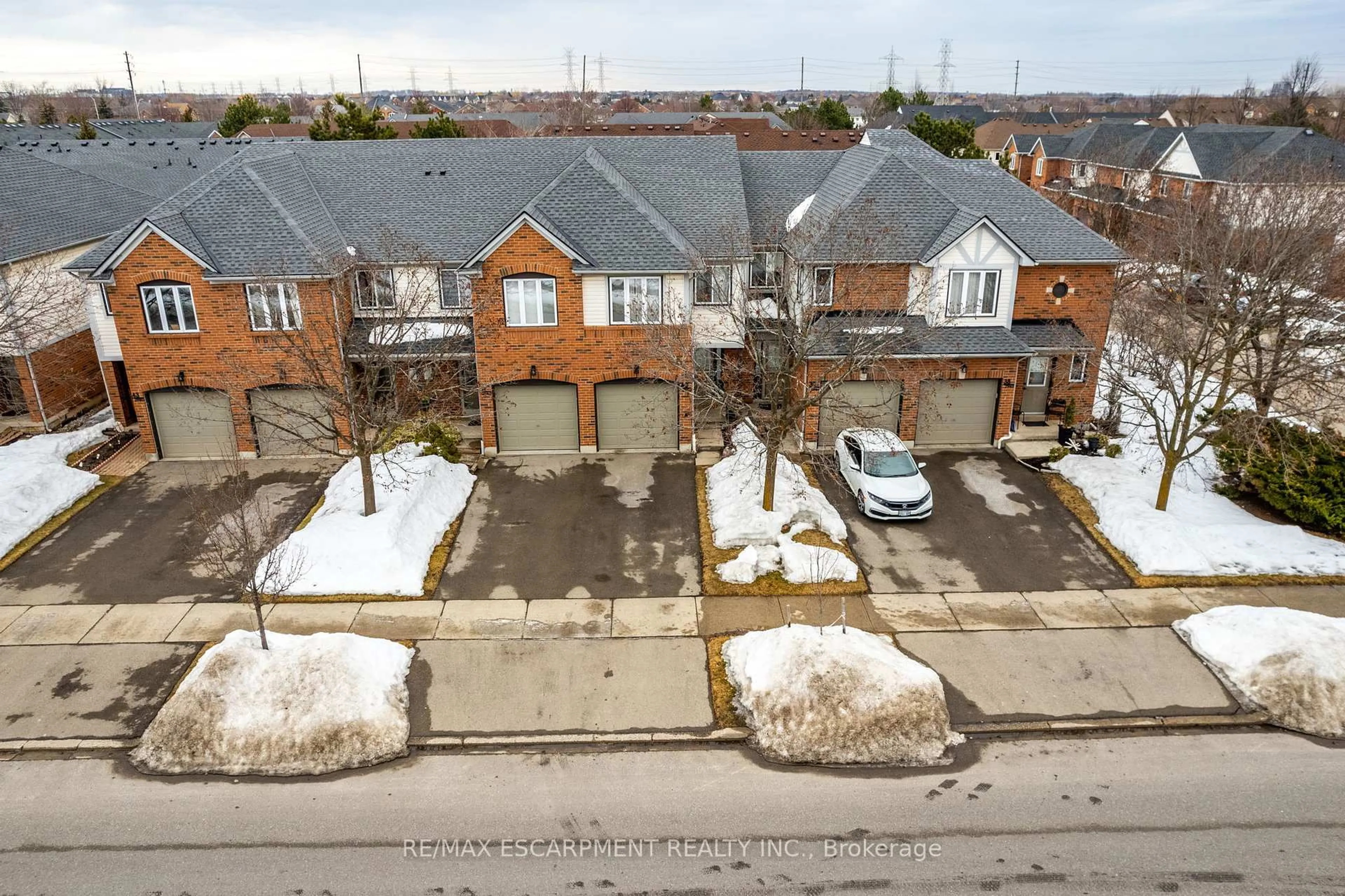 A pic from outside/outdoor area/front of a property/back of a property/a pic from drone, street for 2940 Headon Forest Dr #40, Burlington Ontario L7M 4G9