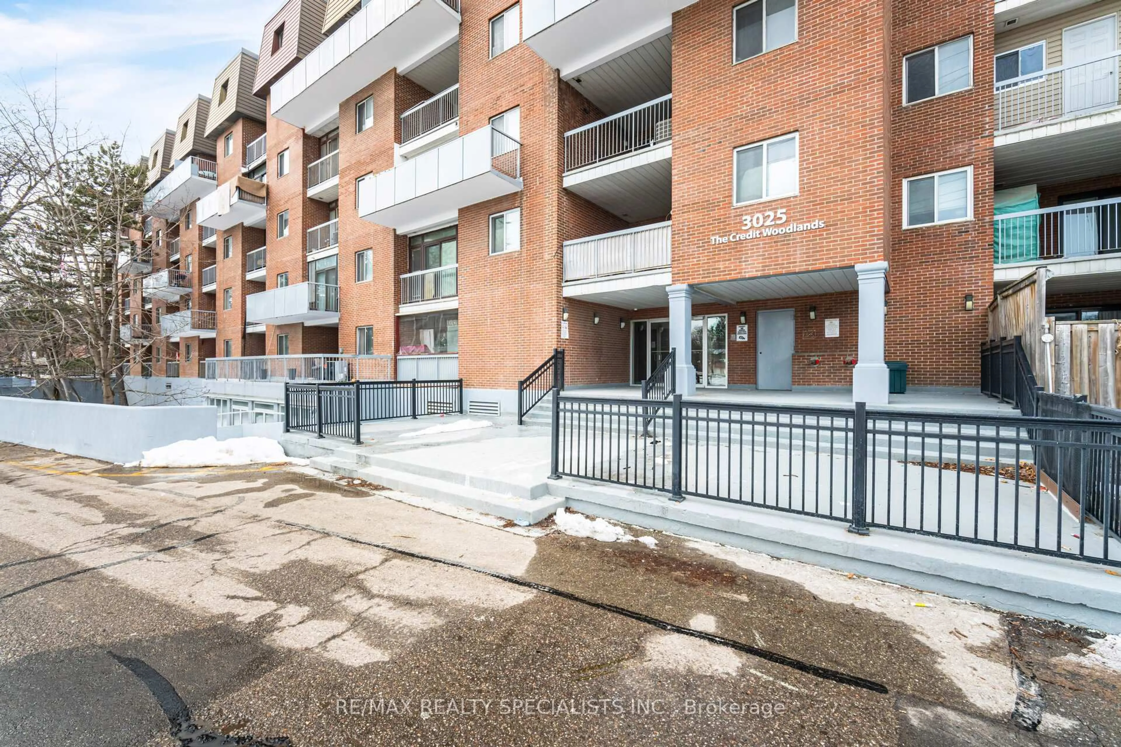 Unknown for 3025 The Credit Woodlands #325, Mississauga Ontario L5C 2V3