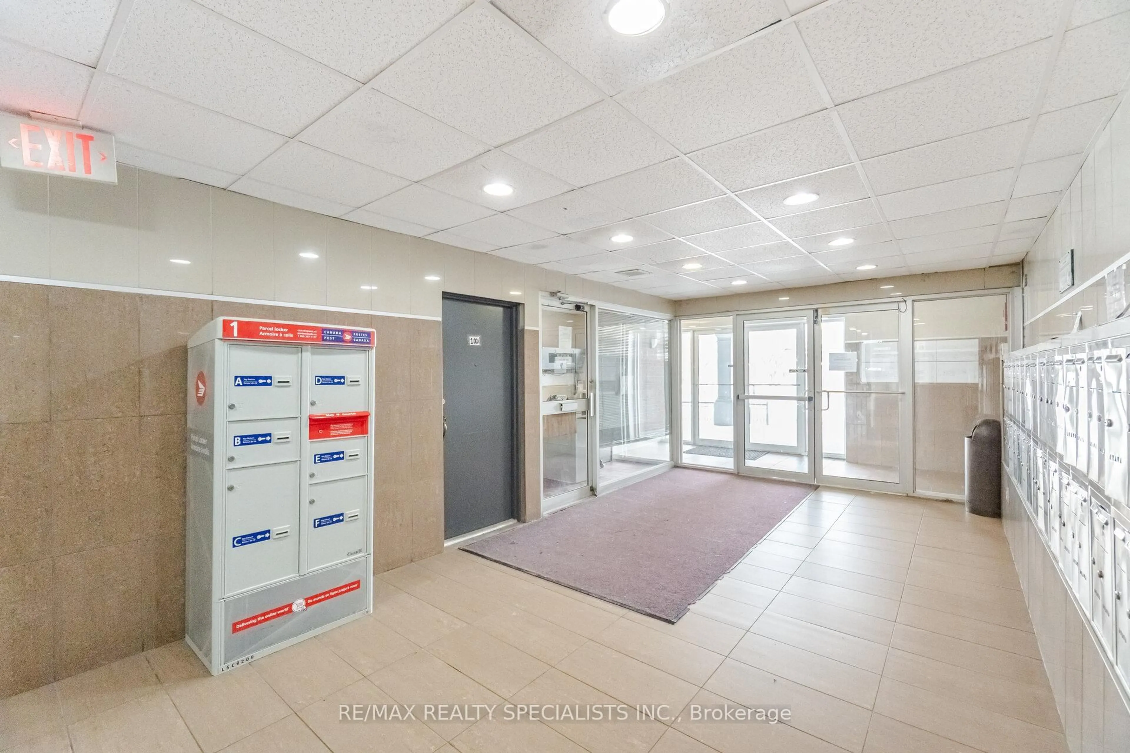 Indoor foyer for 3025 The Credit Woodlands #325, Mississauga Ontario L5C 2V3