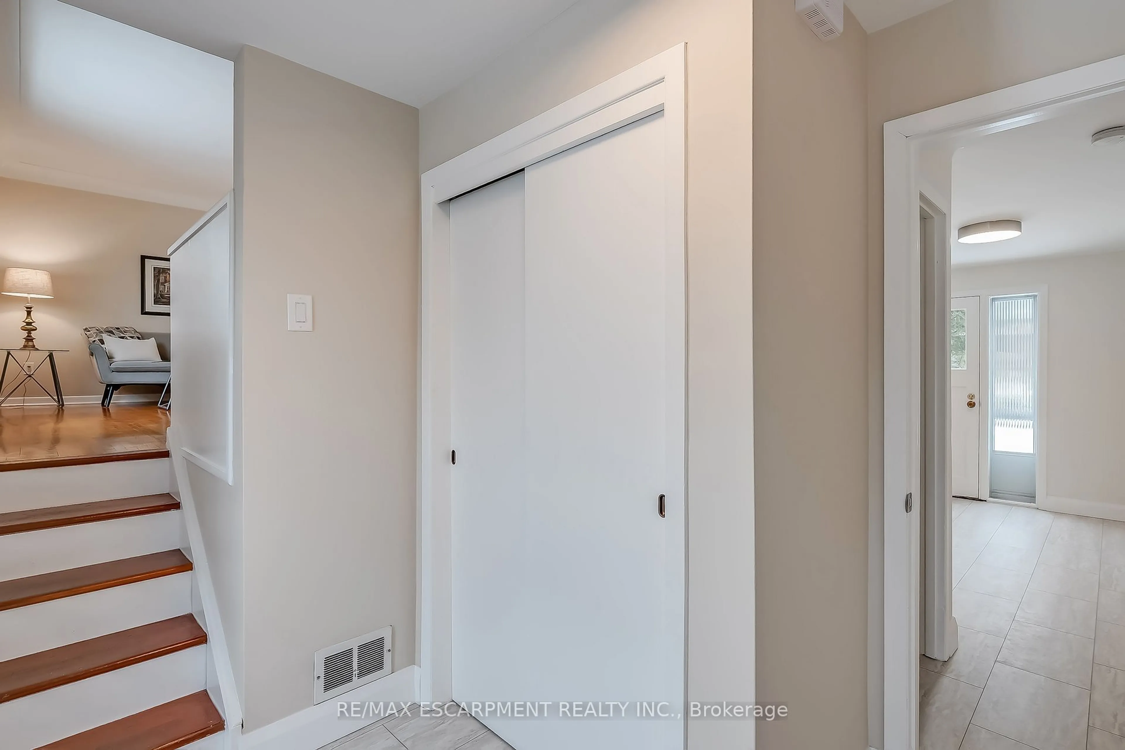 Indoor entryway for 368 East Side Cres, Burlington Ontario L7R 3G9