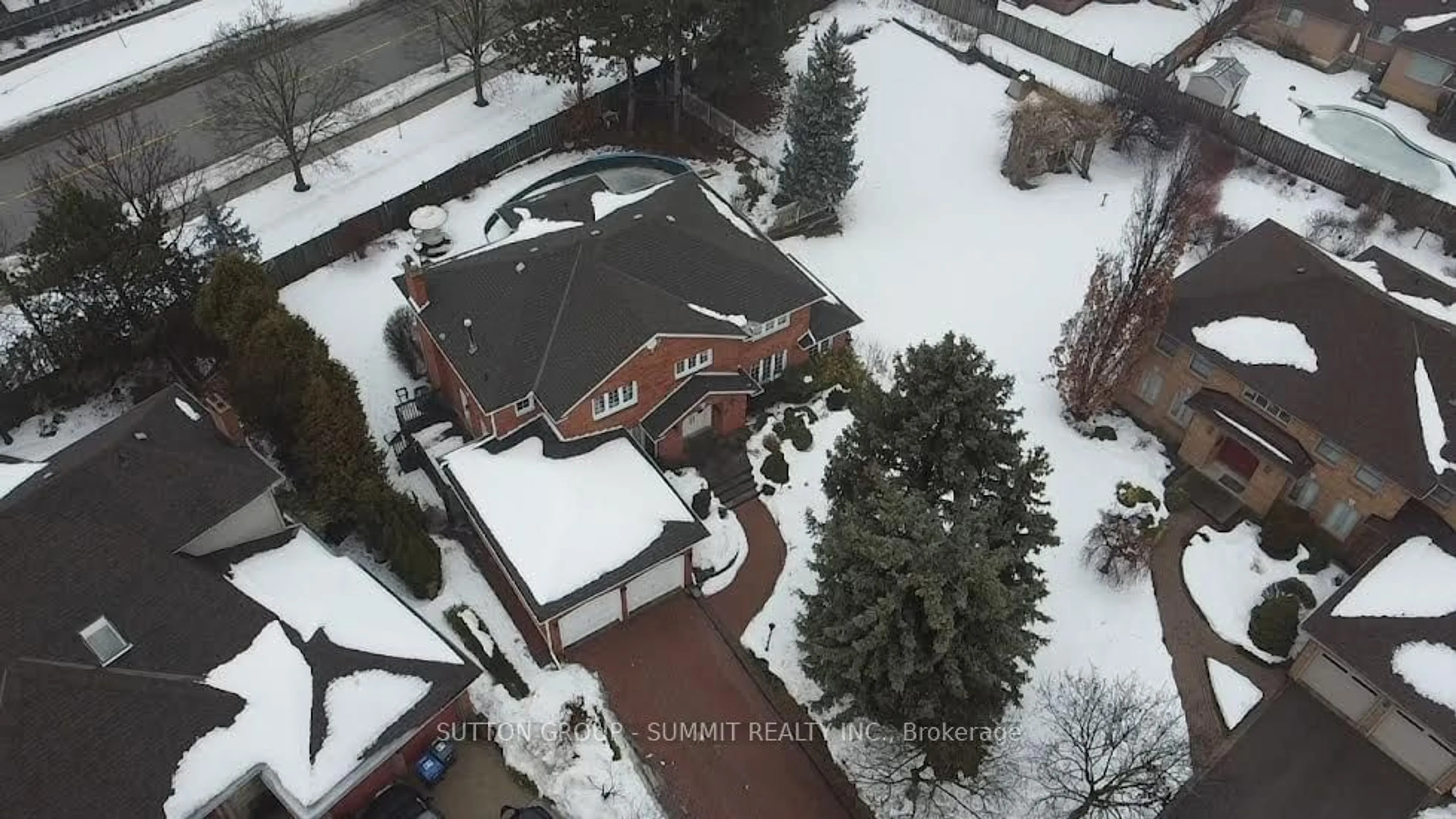 A pic from outside/outdoor area/front of a property/back of a property/a pic from drone, street for 20 Whitmore Crt, Brampton Ontario L6Z 2A5