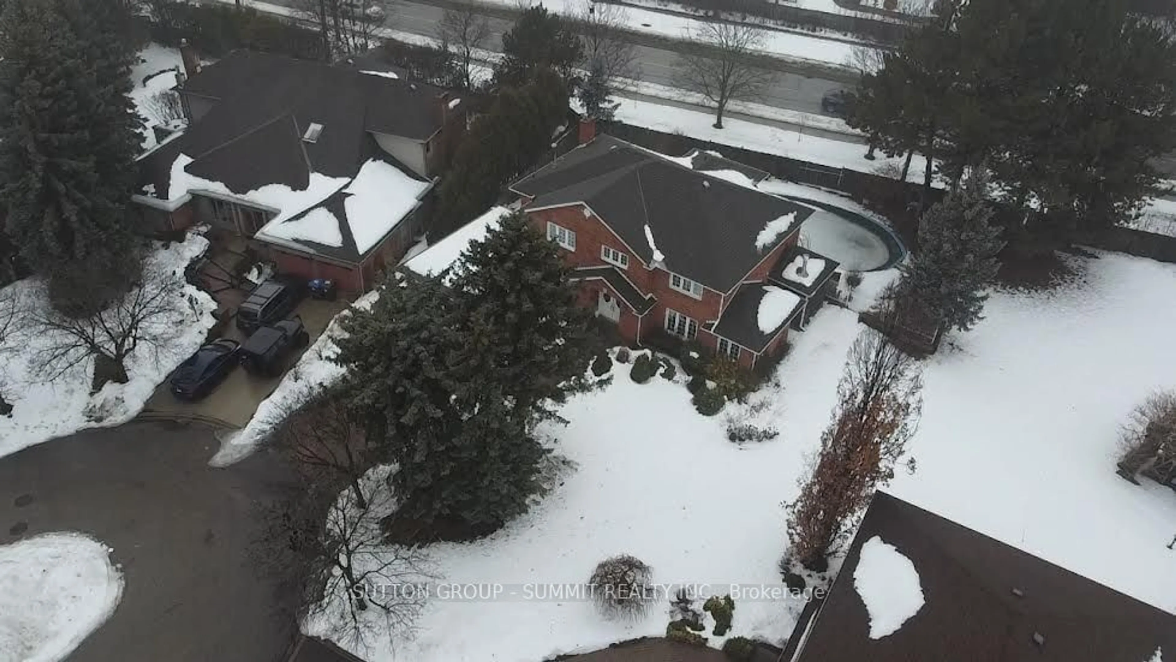 A pic from outside/outdoor area/front of a property/back of a property/a pic from drone, street for 20 Whitmore Crt, Brampton Ontario L6Z 2A5