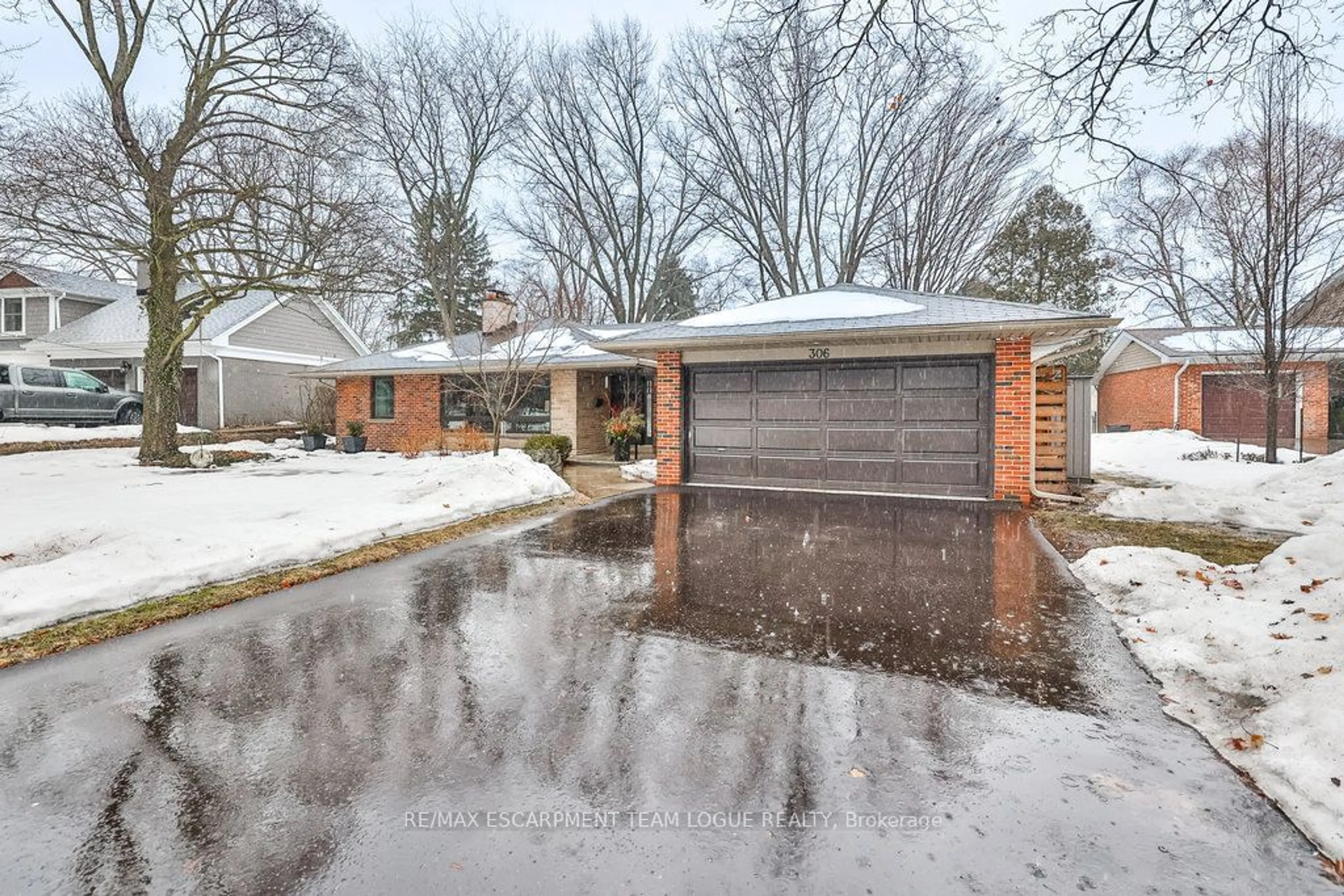 Home with brick exterior material, street for 306 SHOREVIEW Rd, Burlington Ontario L7T 2N4