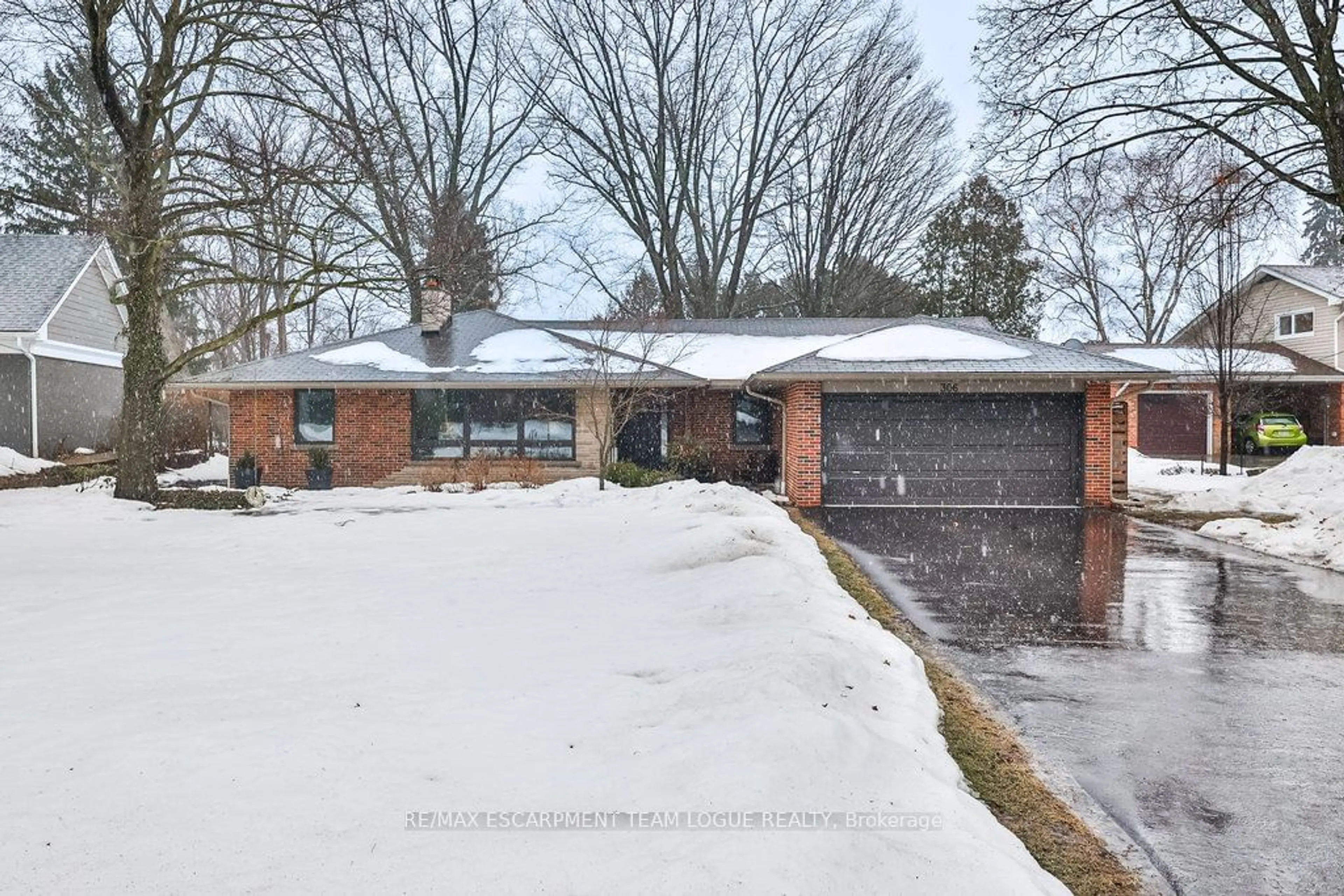 Home with brick exterior material, street for 306 SHOREVIEW Rd, Burlington Ontario L7T 2N4