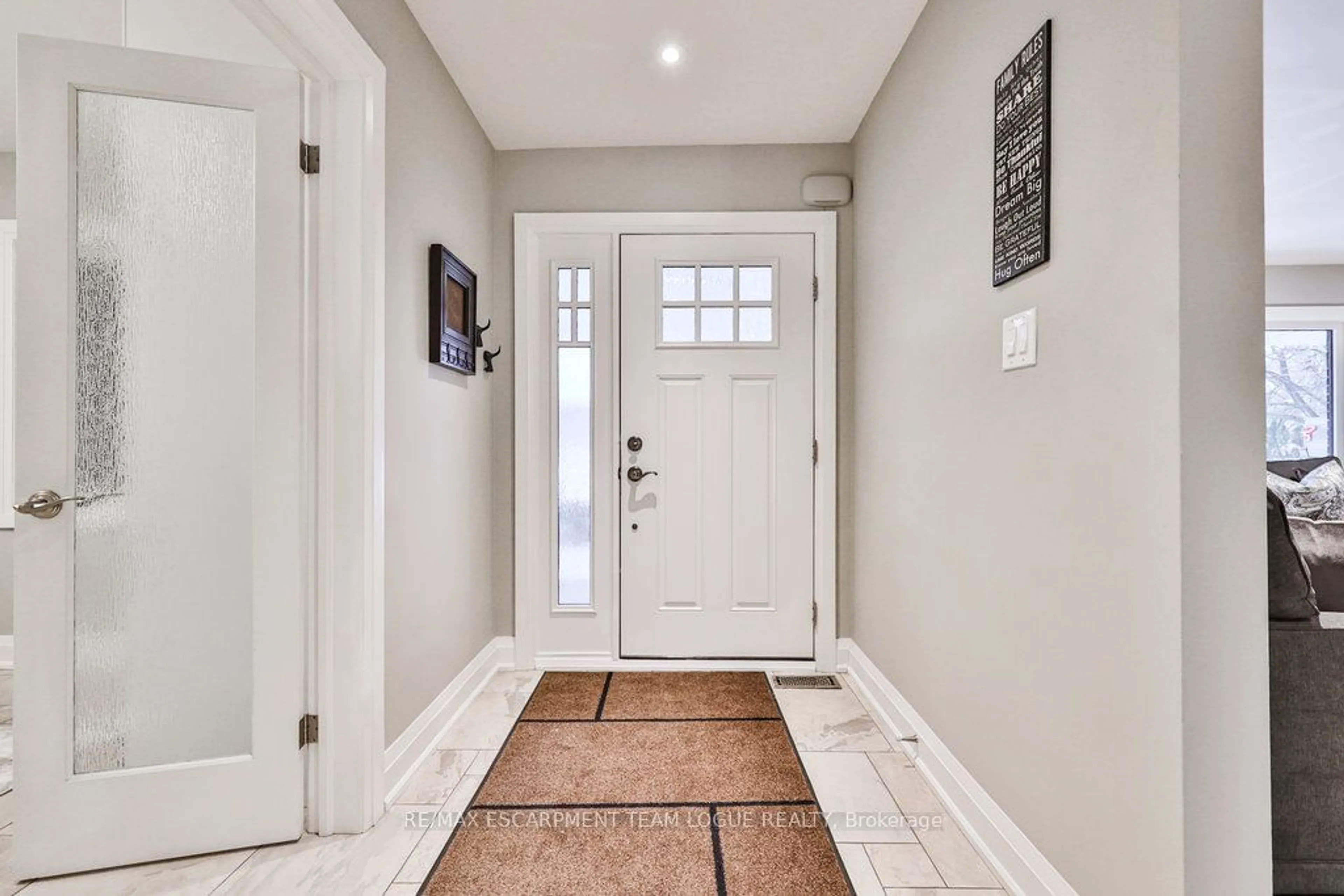 Indoor entryway for 306 SHOREVIEW Rd, Burlington Ontario L7T 2N4