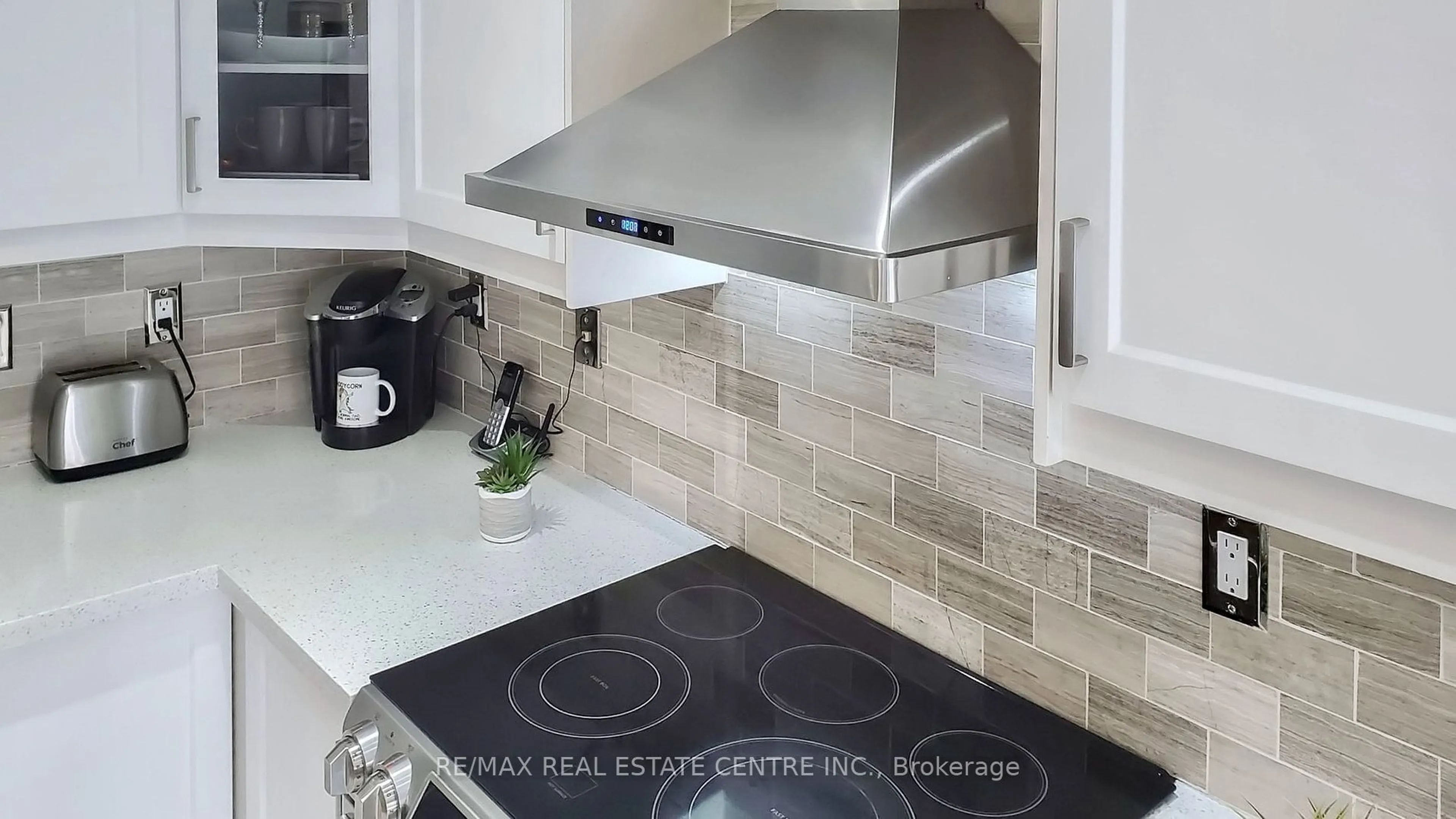 Contemporary kitchen, ceramic/tile floor for 3847 Forest Bluff Cres, Mississauga Ontario L5N 7V1