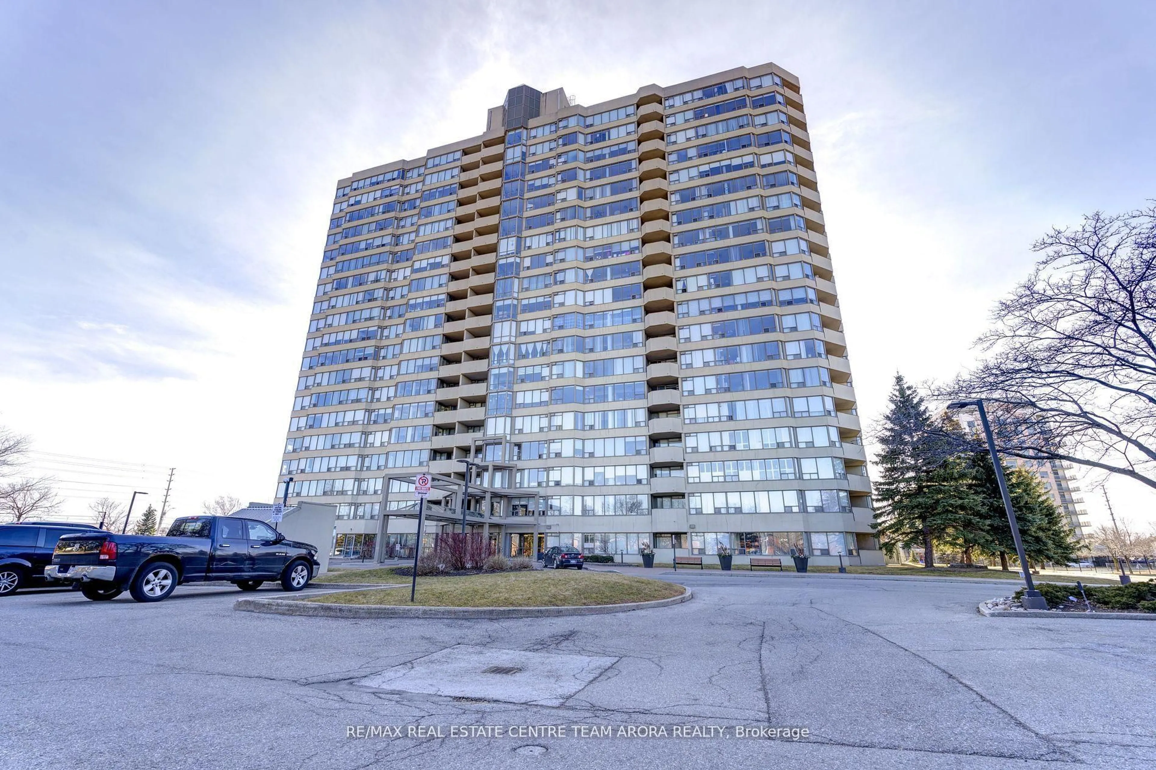 A pic from outside/outdoor area/front of a property/back of a property/a pic from drone, building for 700 Constellation Dr #607, Mississauga Ontario L5R 3G8