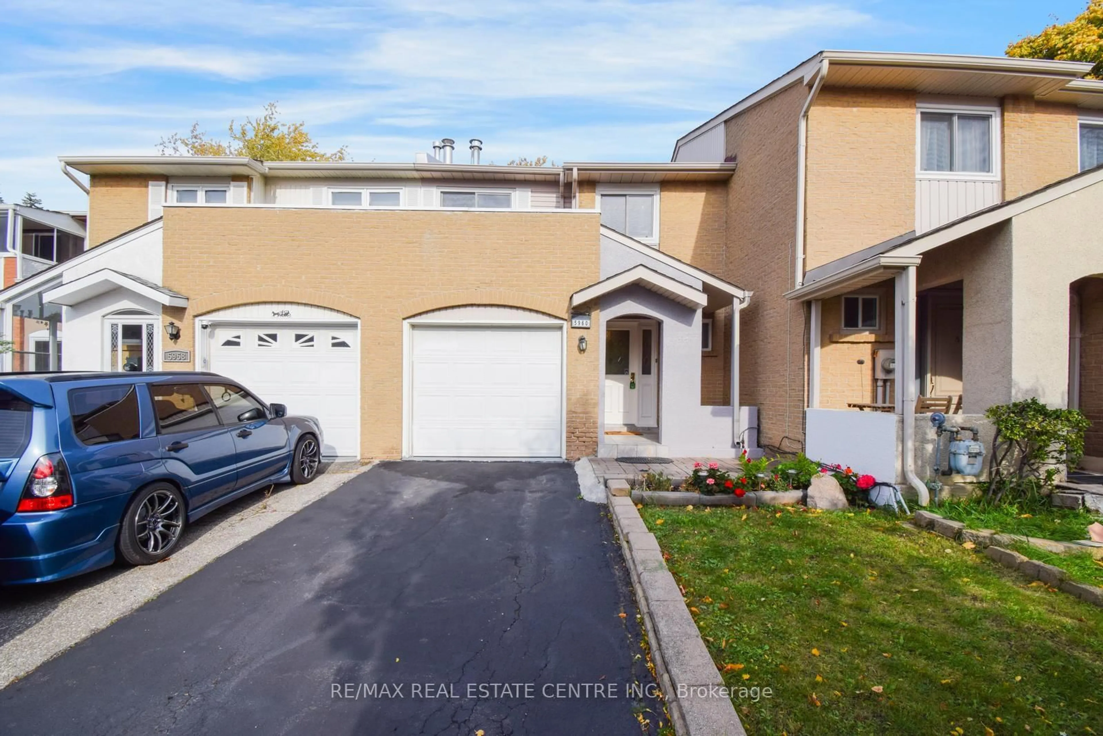 A pic from outside/outdoor area/front of a property/back of a property/a pic from drone, street for 5960 Chidham Cres, Mississauga Ontario L5N 2R9