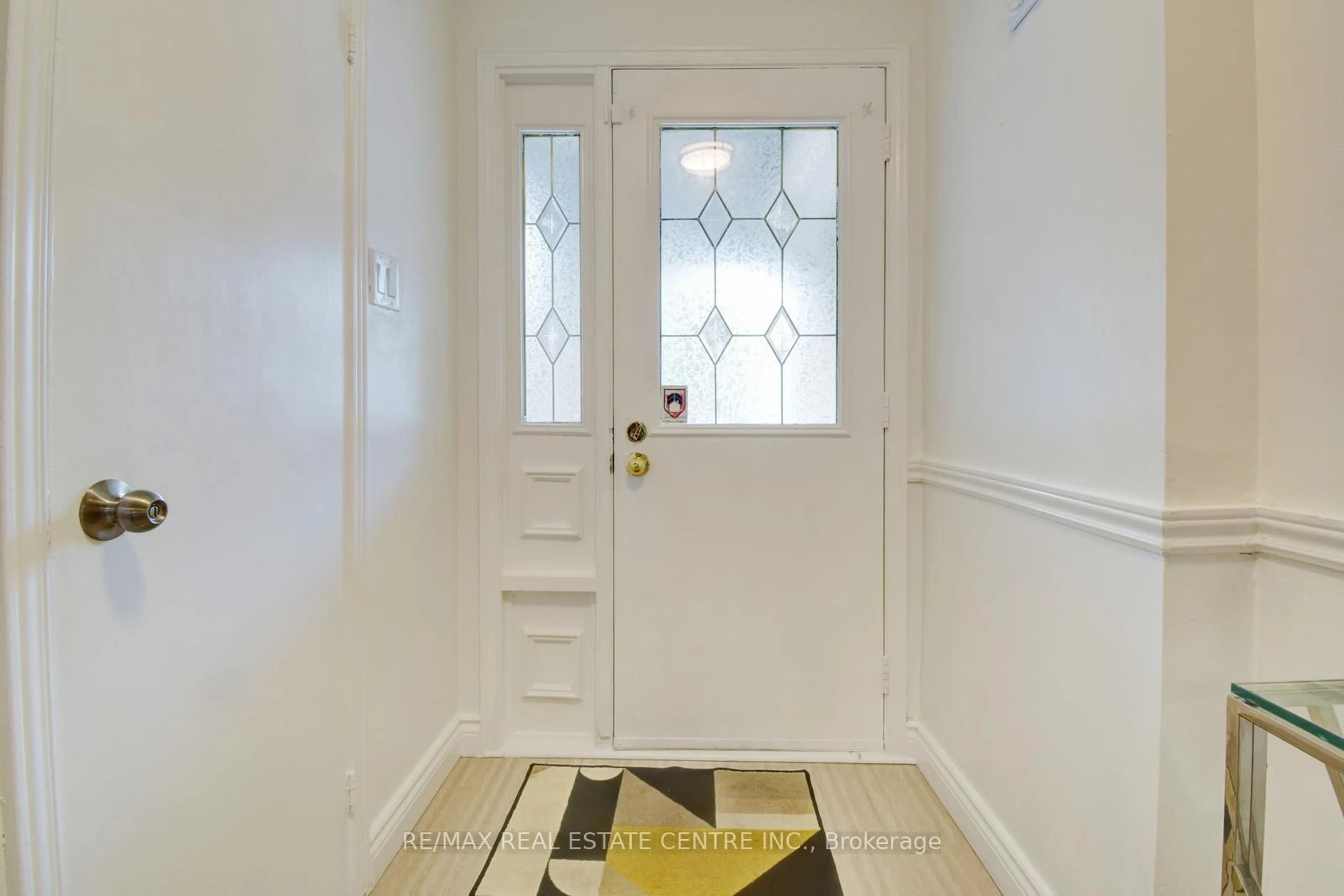 Indoor entryway for 5960 Chidham Cres, Mississauga Ontario L5N 2R9