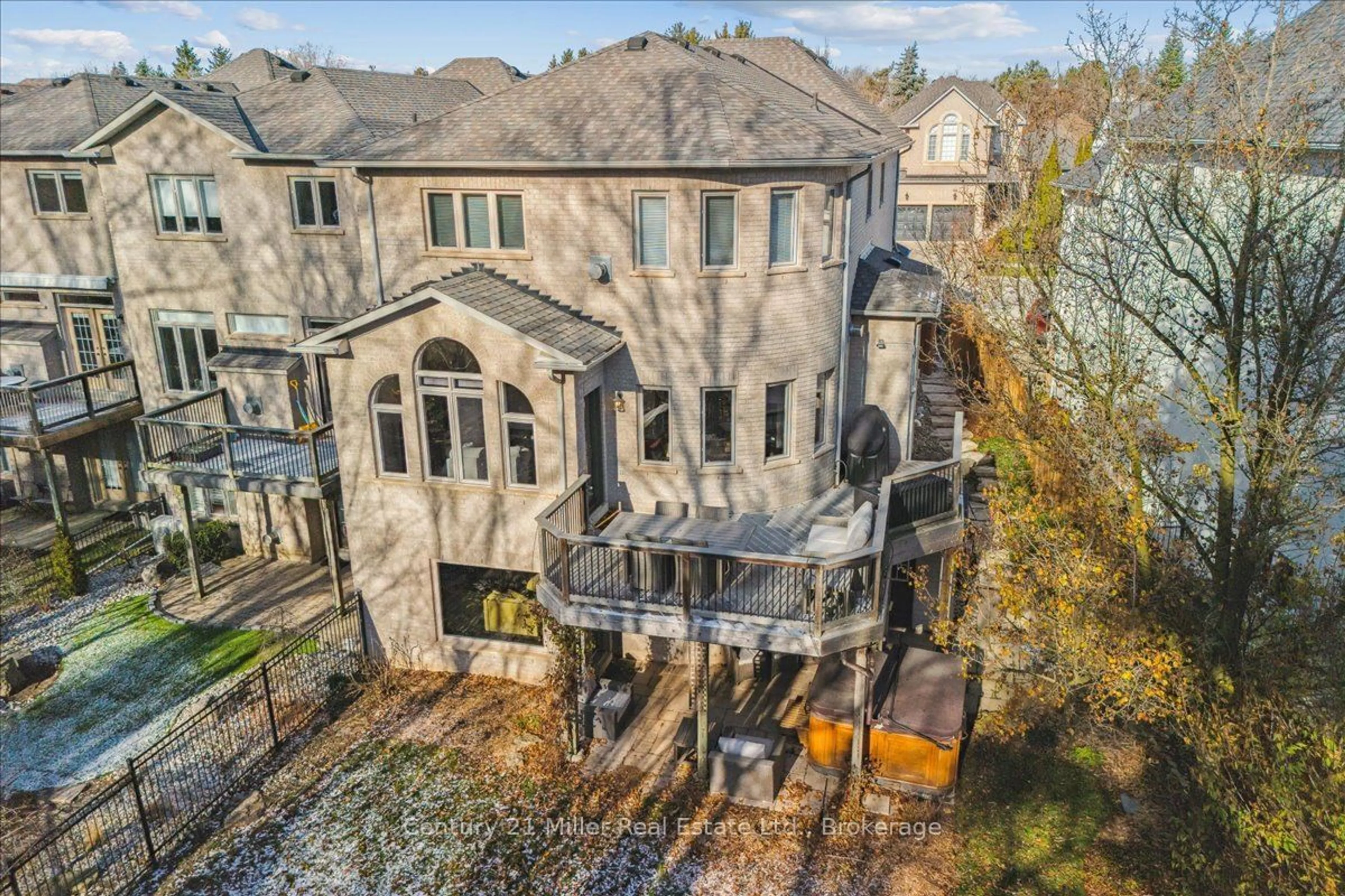 A pic from outside/outdoor area/front of a property/back of a property/a pic from drone, unknown for 2286 Woodfield Rd, Oakville Ontario L6H 6Y7