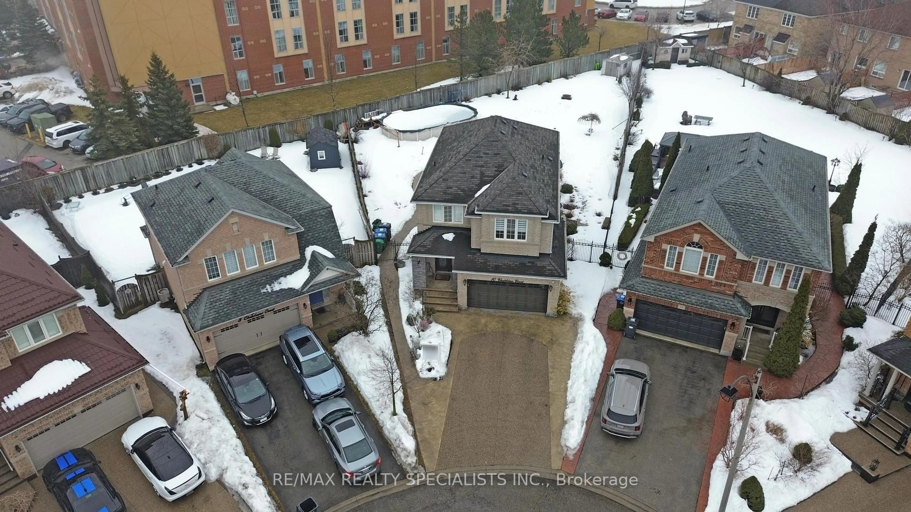 A pic from outside/outdoor area/front of a property/back of a property/a pic from drone, street for 10 Chatelaine Crt, Brampton Ontario L6R 2Y5