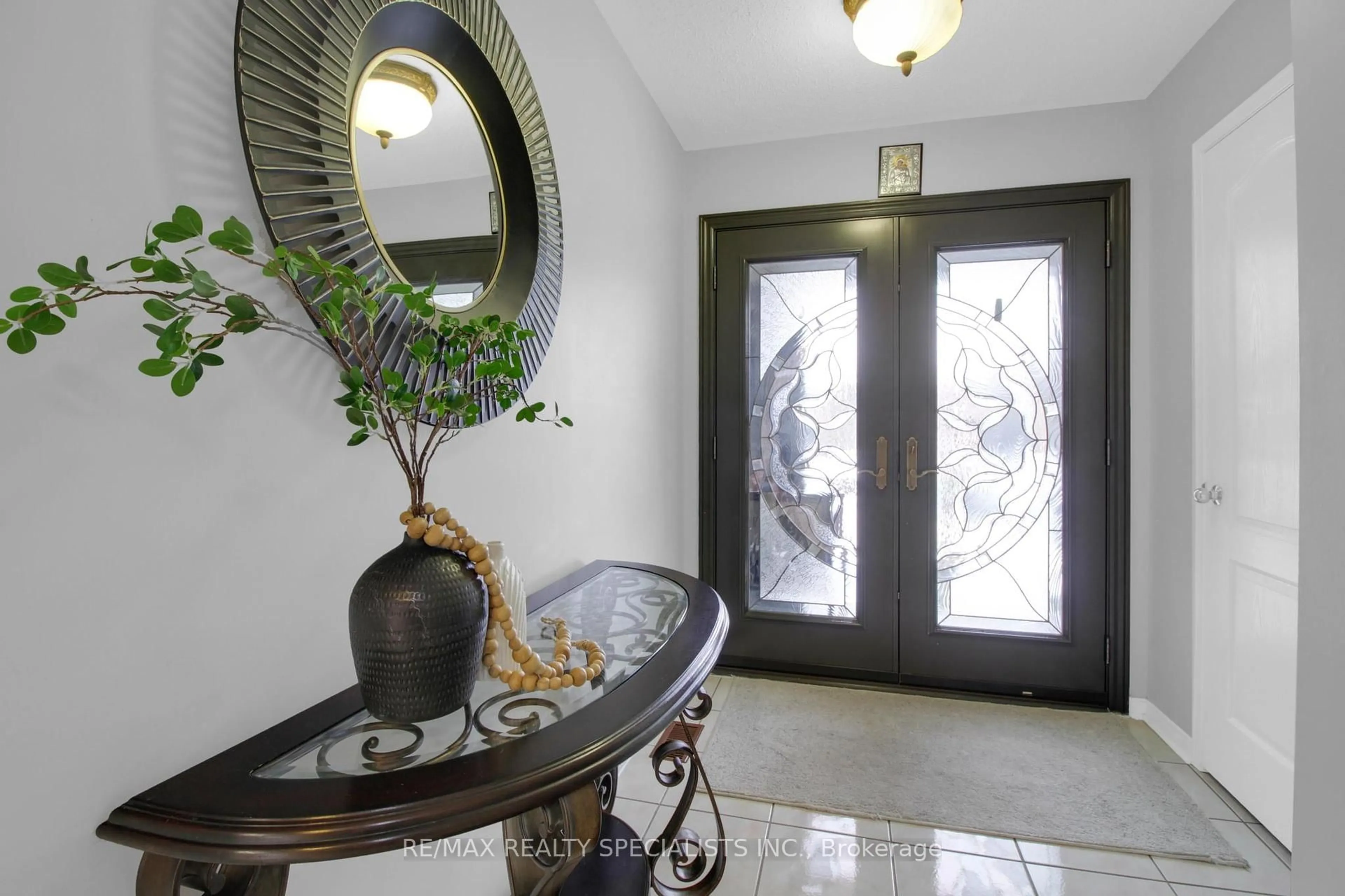 Indoor foyer for 10 Chatelaine Crt, Brampton Ontario L6R 2Y5