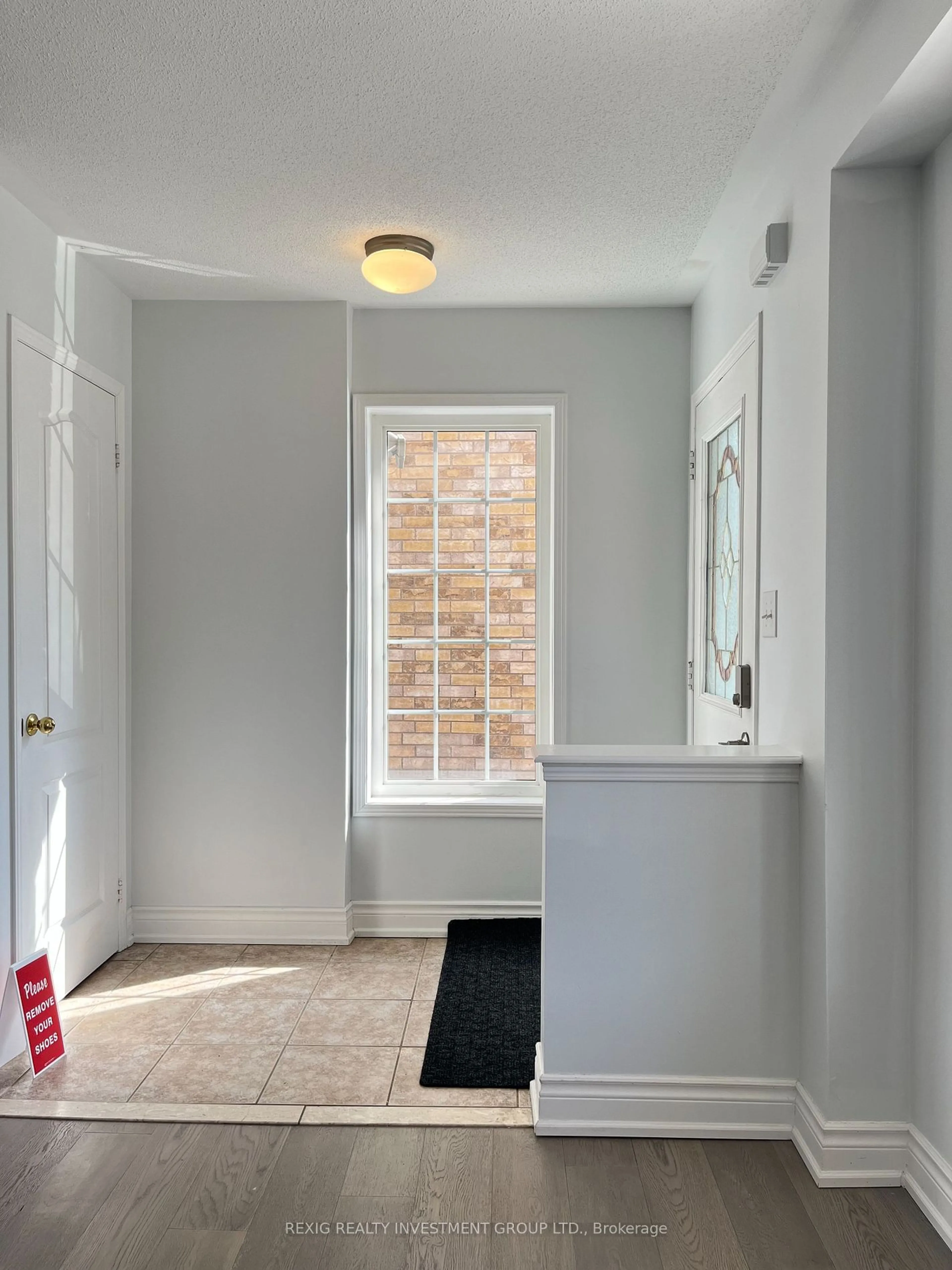 Indoor entryway for 2395 Curtis Rd, Burlington Ontario L7L 7M4