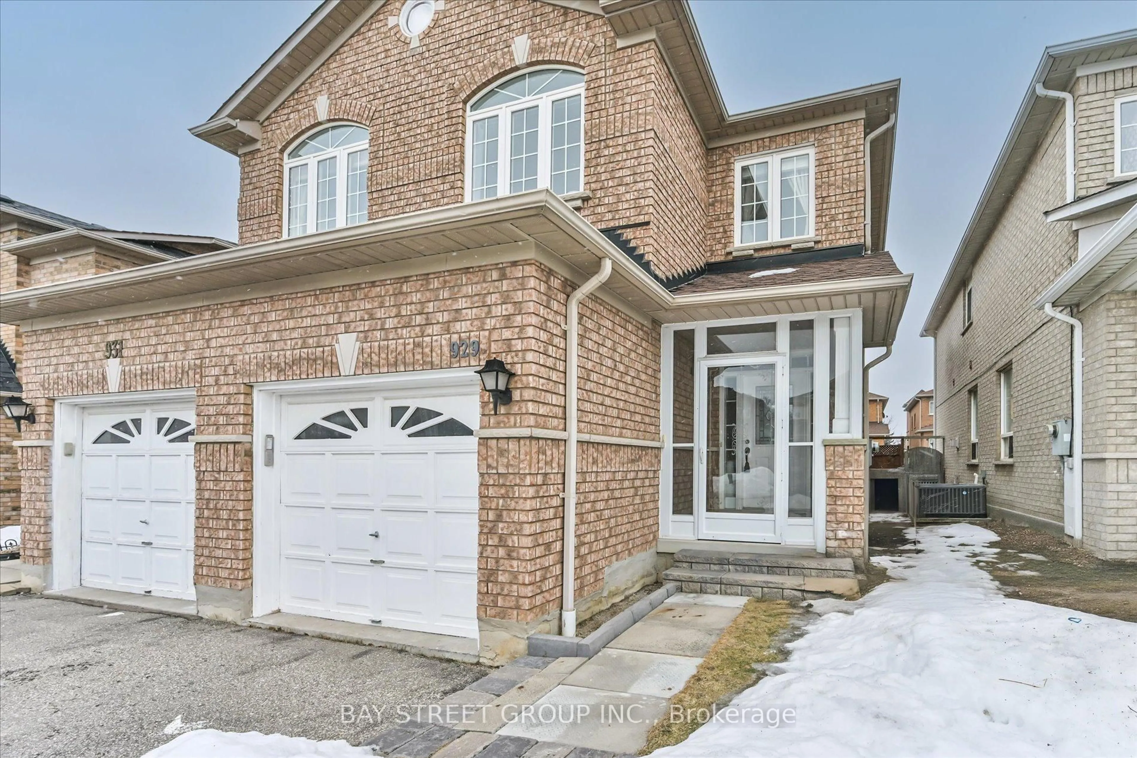 Home with brick exterior material, street for 929 Ledbury Cres, Mississauga Ontario L5V 2P8