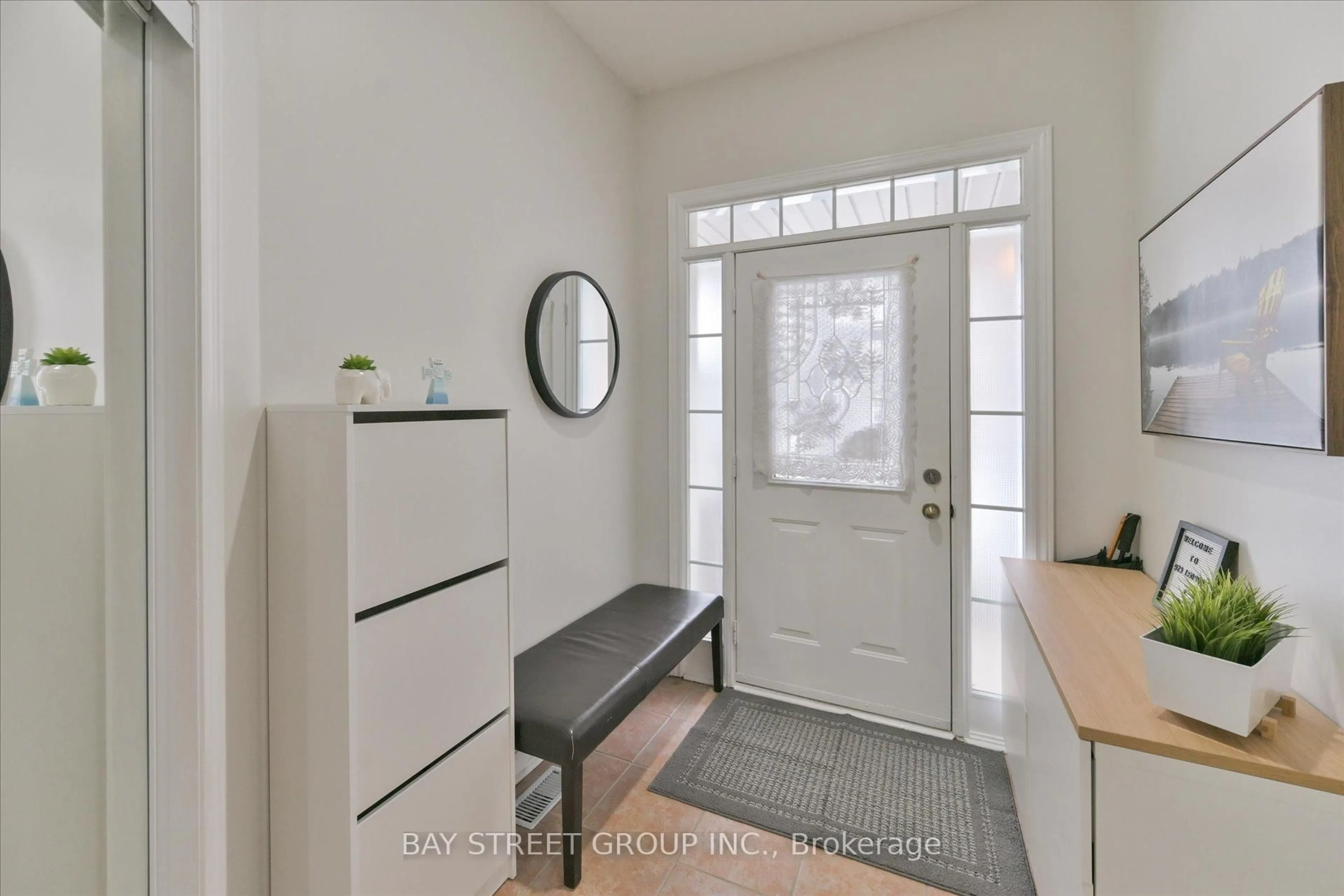 Indoor entryway for 929 Ledbury Cres, Mississauga Ontario L5V 2P8