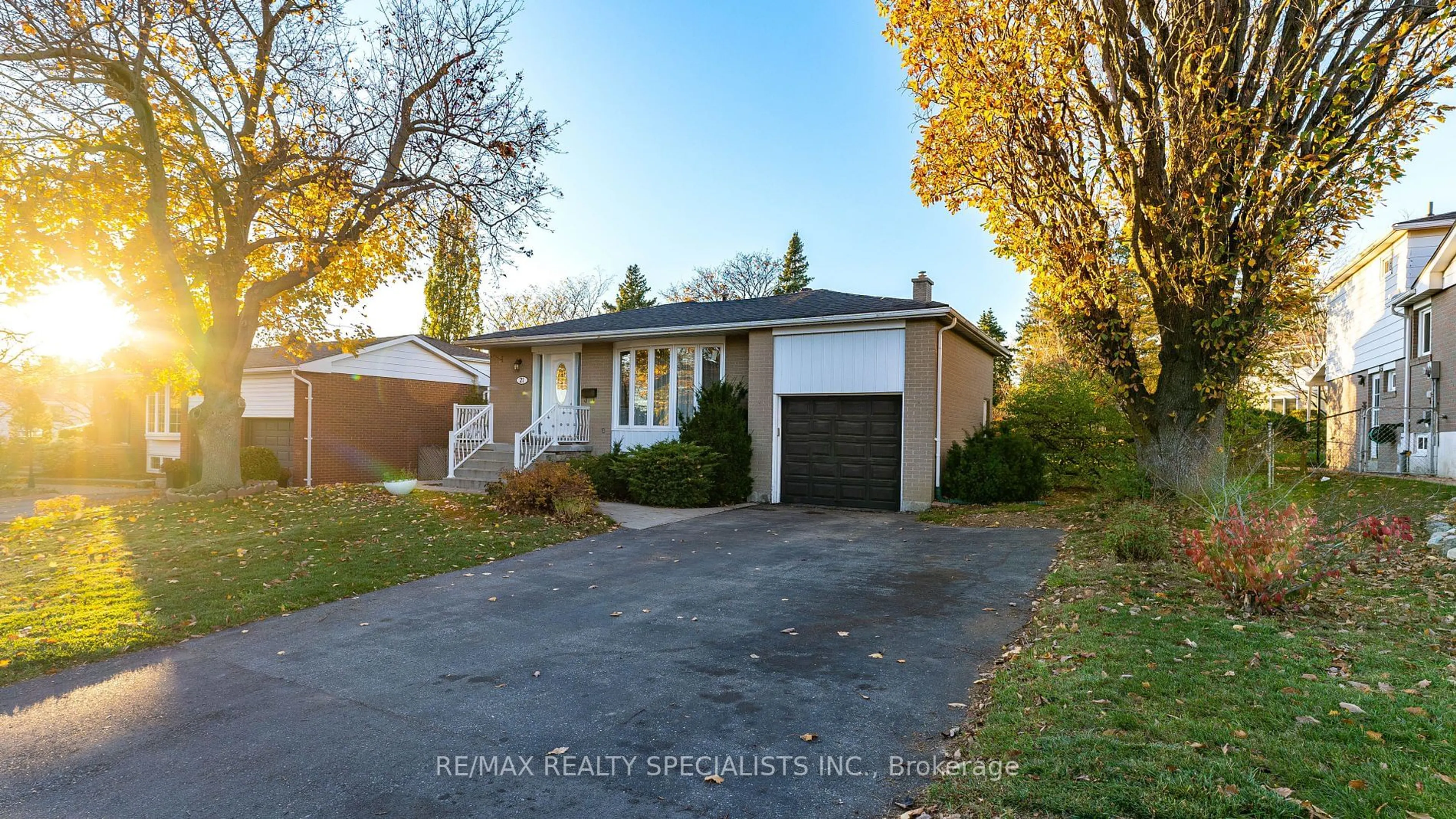 Home with vinyl exterior material, street for 21 Parkend Ave, Brampton Ontario L6Y 1B4