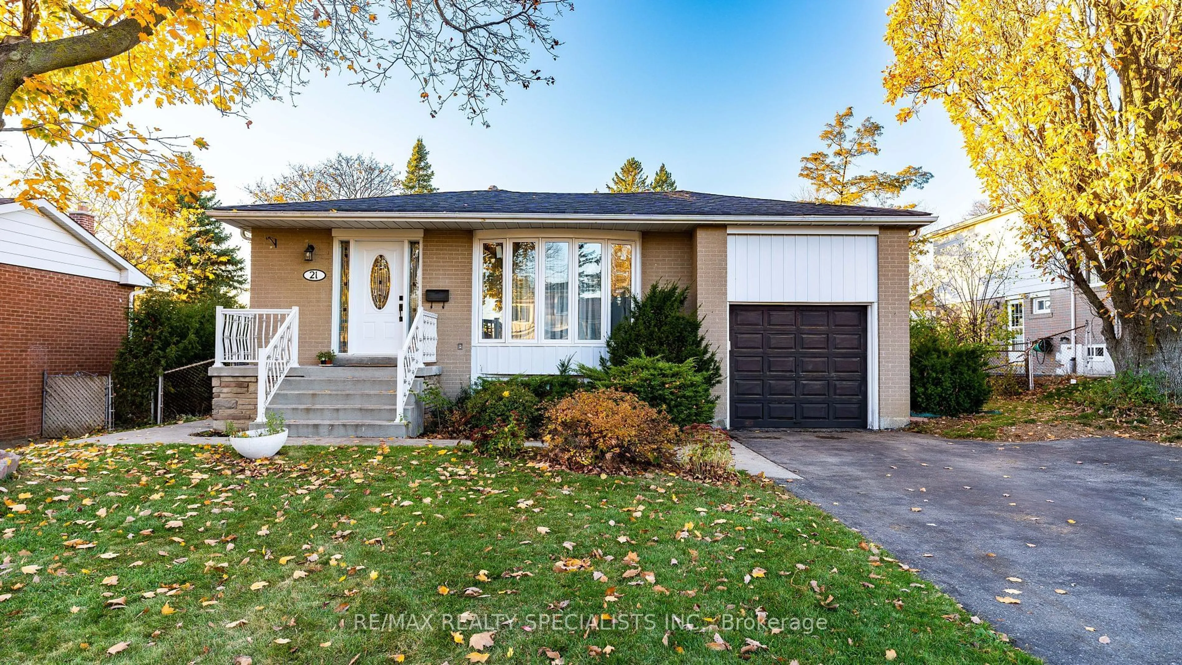 Home with vinyl exterior material, street for 21 Parkend Ave, Brampton Ontario L6Y 1B4