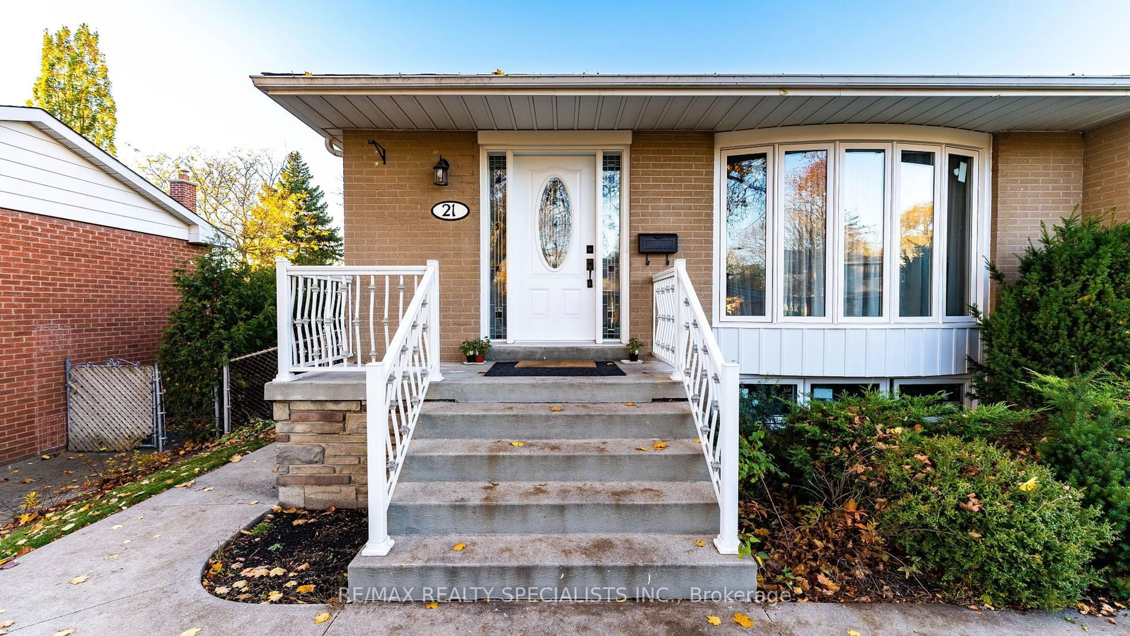 Home with vinyl exterior material, street for 21 Parkend Ave, Brampton Ontario L6Y 1B4