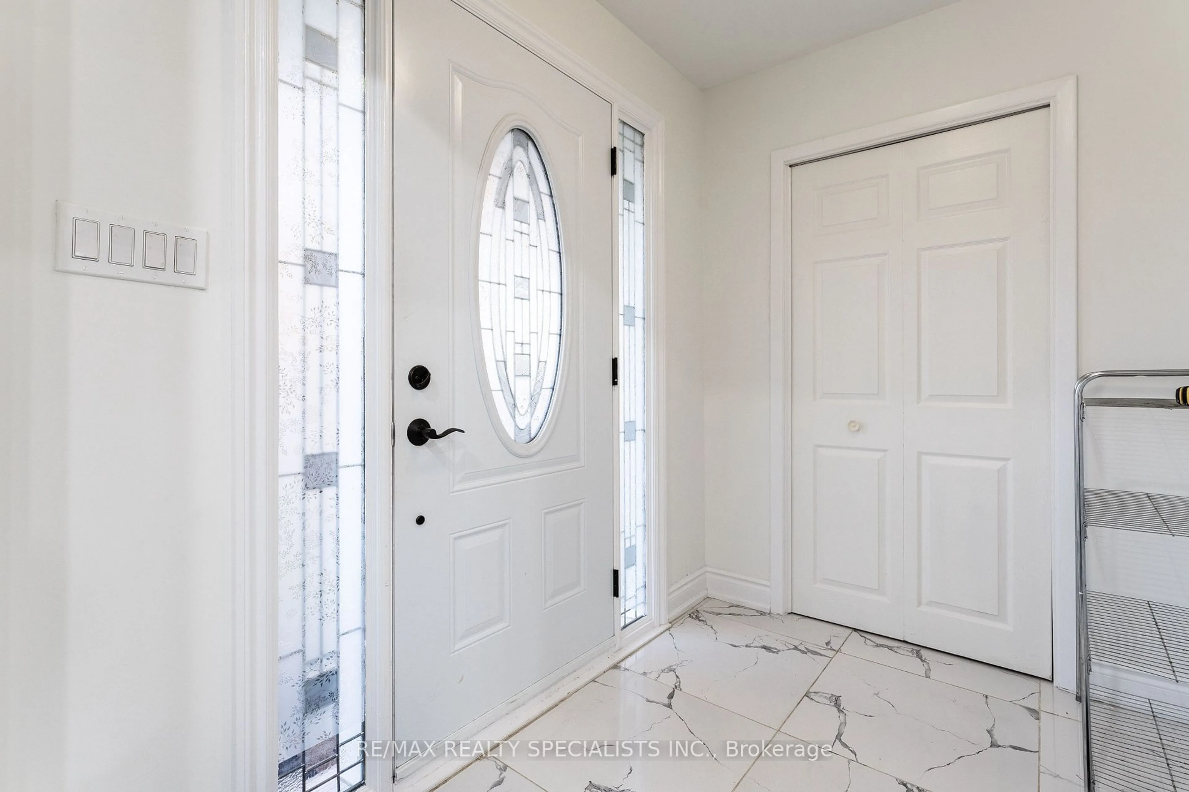 Indoor entryway for 21 Parkend Ave, Brampton Ontario L6Y 1B4