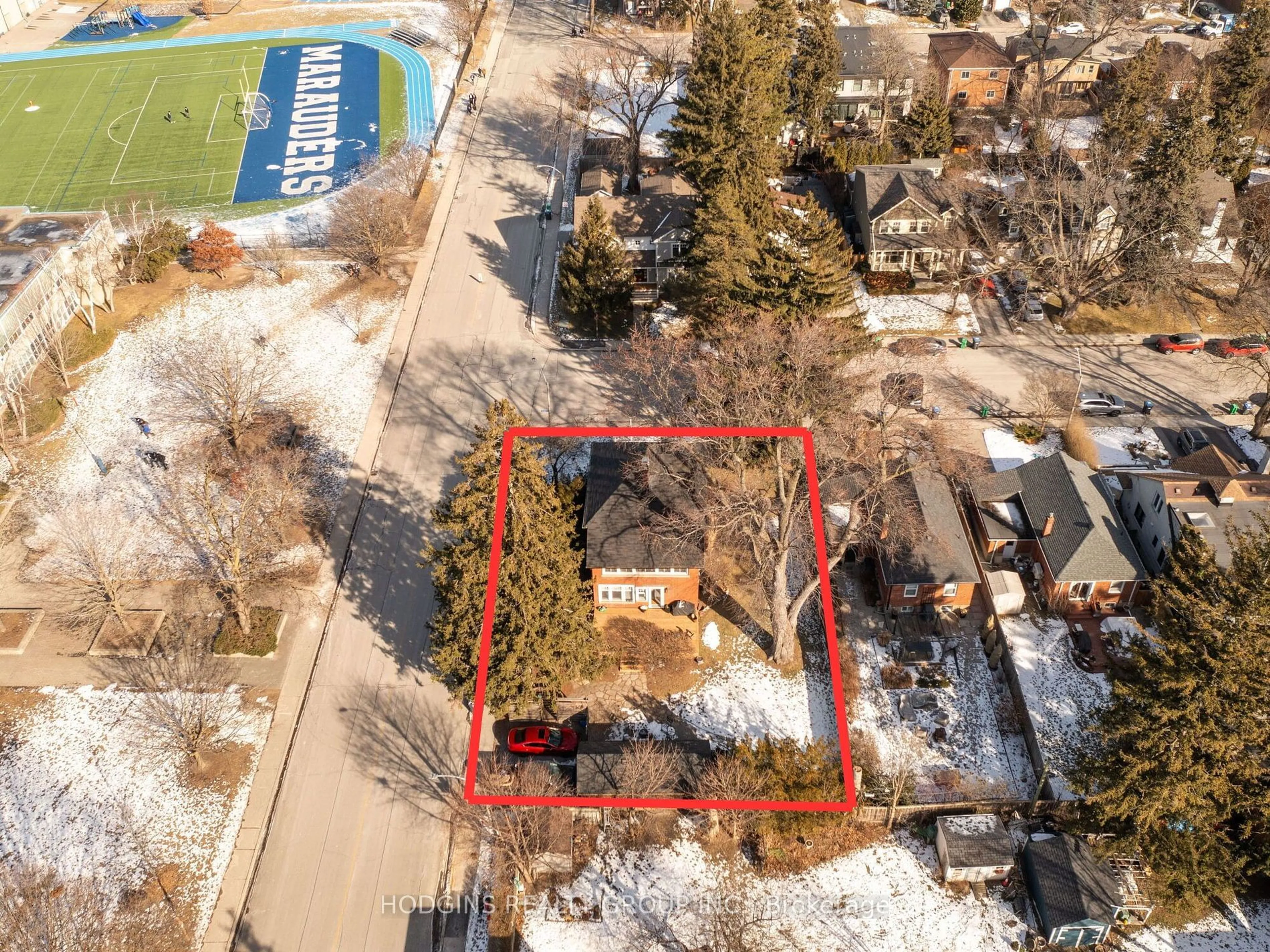 A pic from outside/outdoor area/front of a property/back of a property/a pic from drone, street for 26 Brant Ave, Mississauga Ontario L5G 3N8