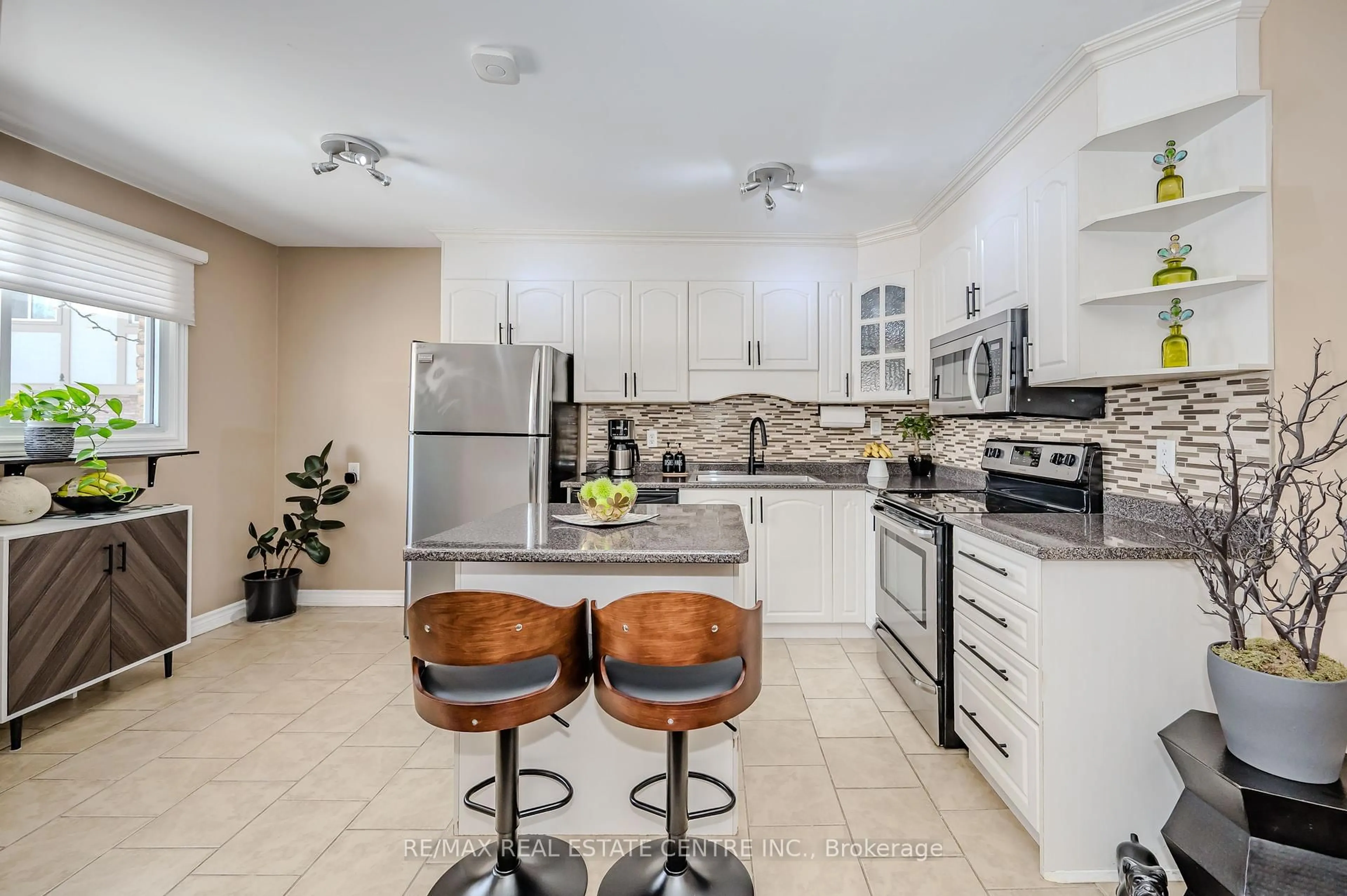 Open concept kitchen, ceramic/tile floor for 81 Hansen Rd #51, Brampton Ontario L6V 3C7