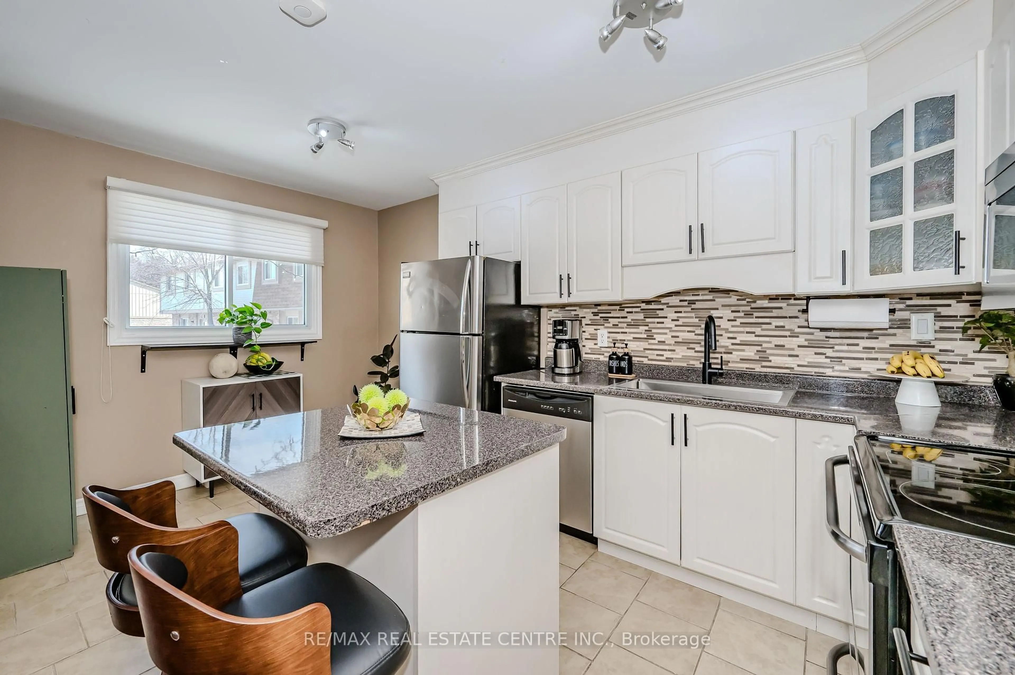 Open concept kitchen, ceramic/tile floor for 81 Hansen Rd #51, Brampton Ontario L6V 3C7