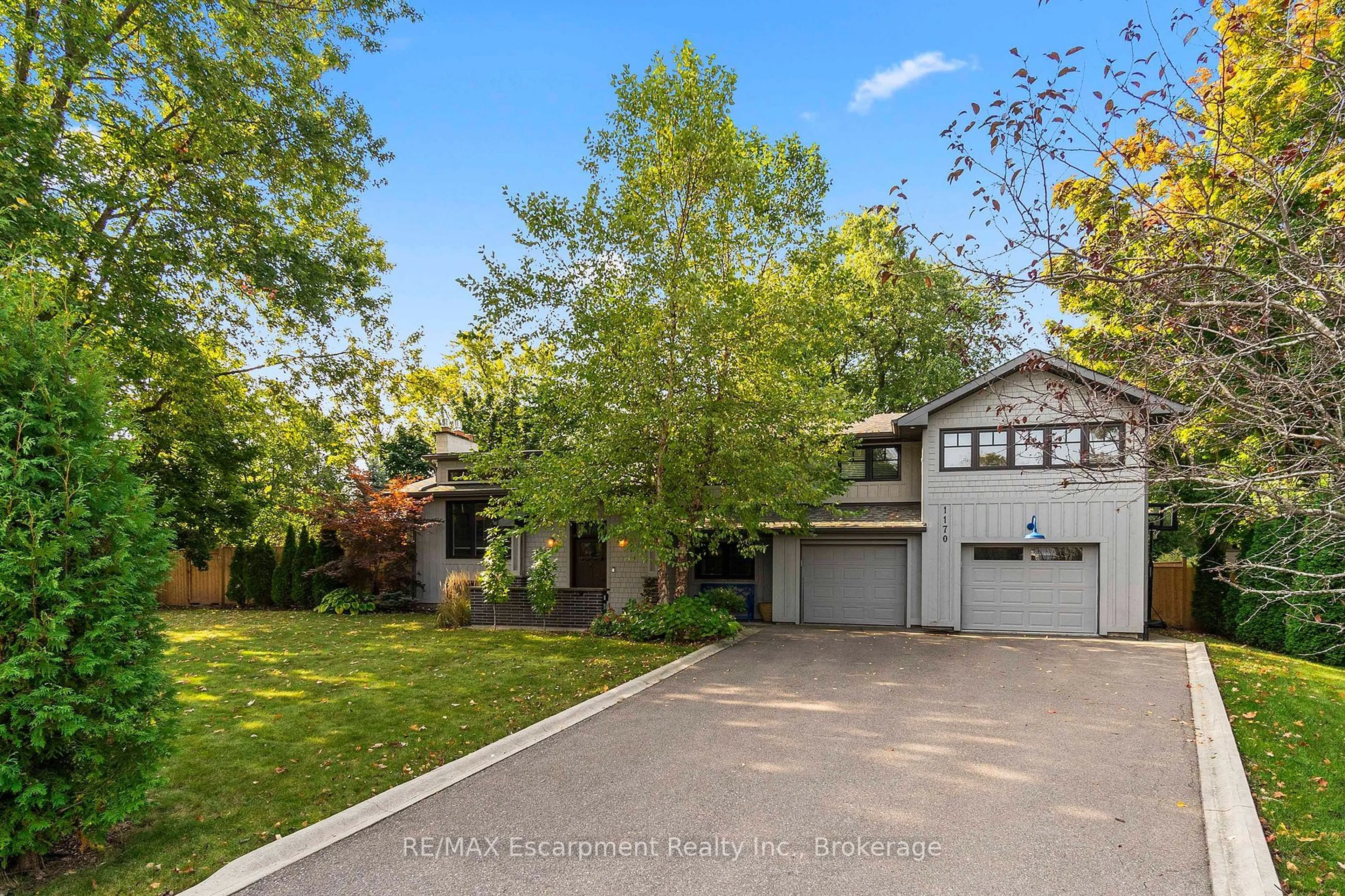 A pic from outside/outdoor area/front of a property/back of a property/a pic from drone, street for 1170 Willowbrook Dr, Oakville Ontario L6L 2J8