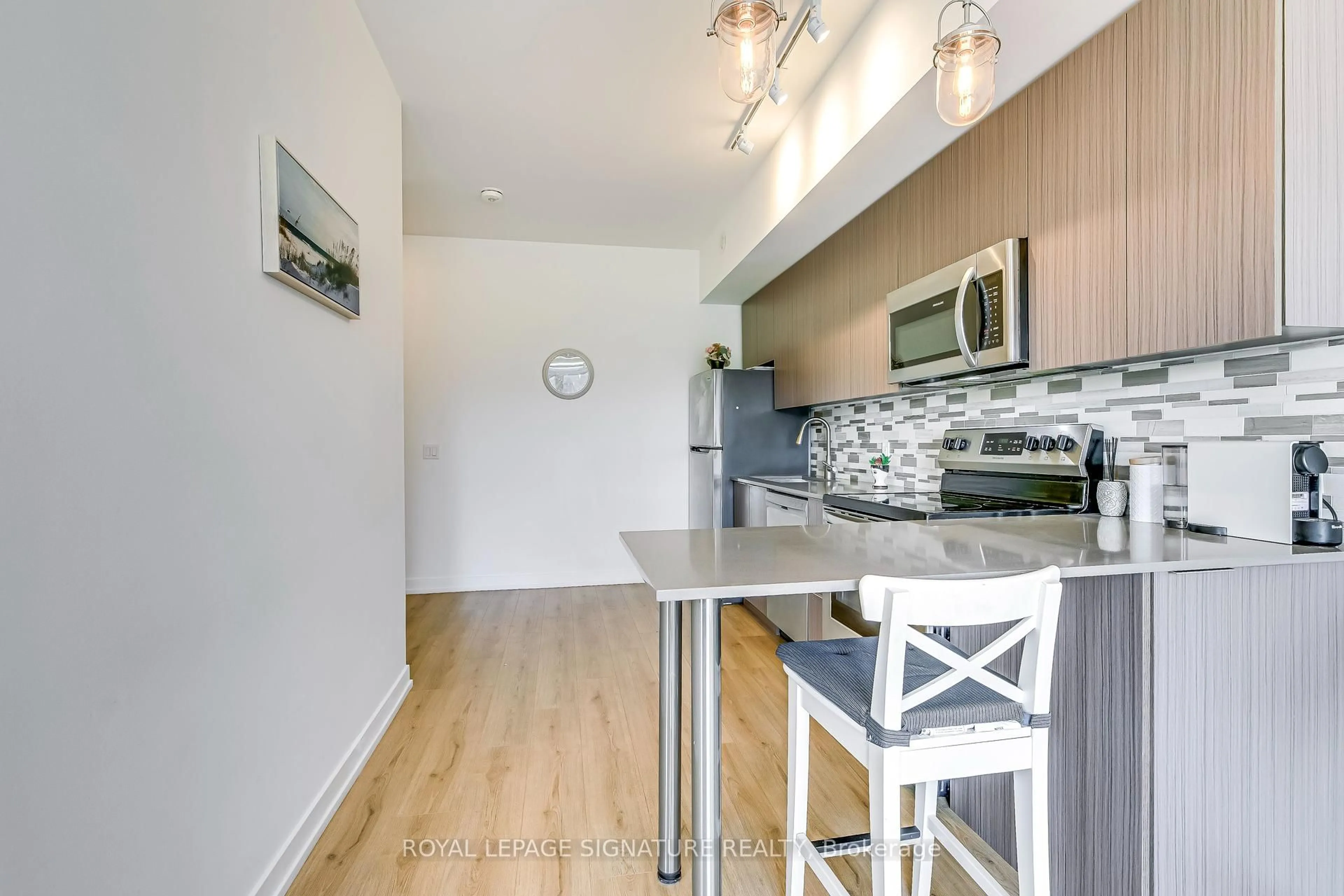 Standard kitchen, wood/laminate floor for 3078 Sixth Line #322, Oakville Ontario L6M 1P8