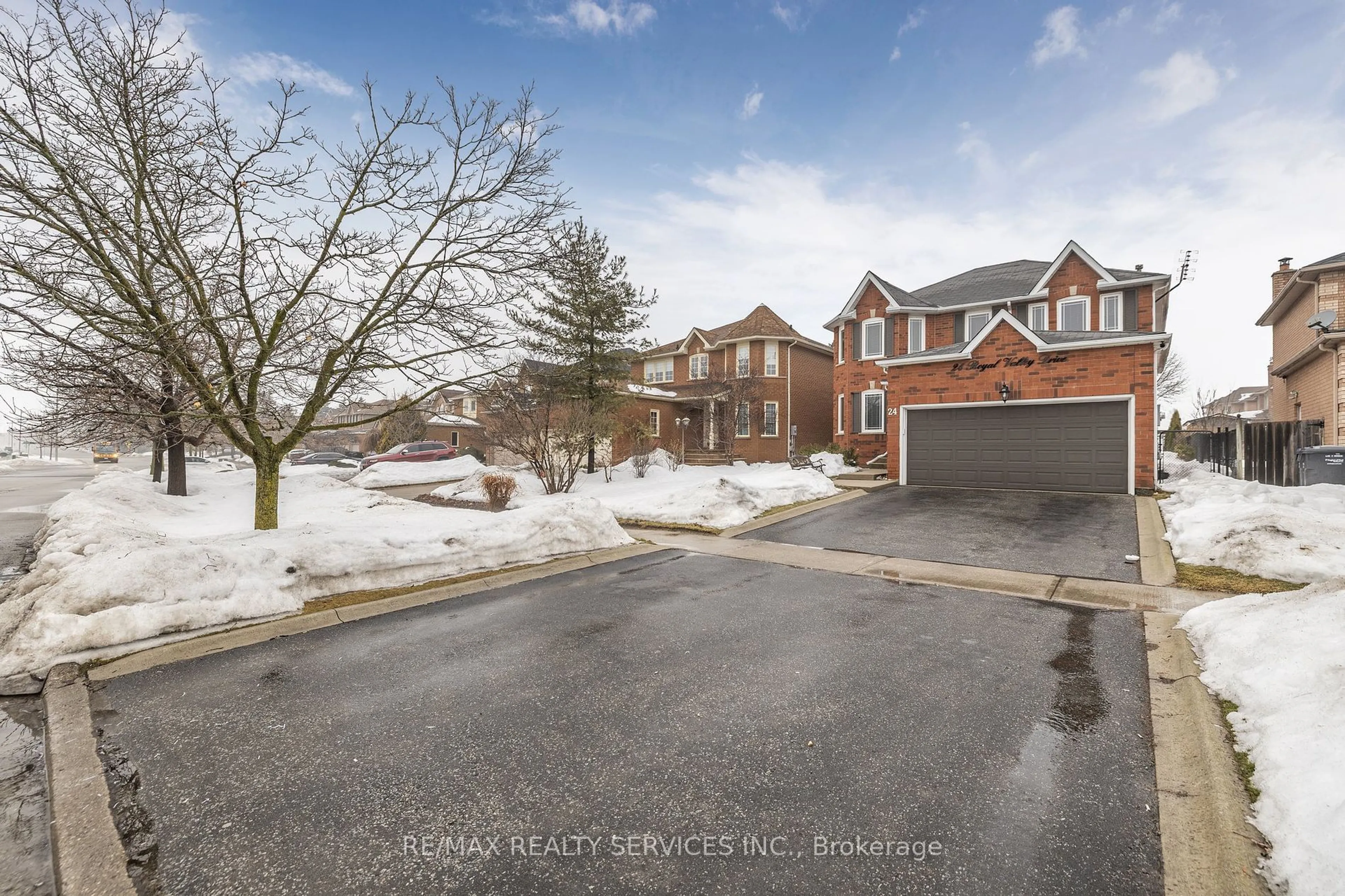 A pic from outside/outdoor area/front of a property/back of a property/a pic from drone, street for 24 Royal Valley Dr, Caledon Ontario L7C 1B2
