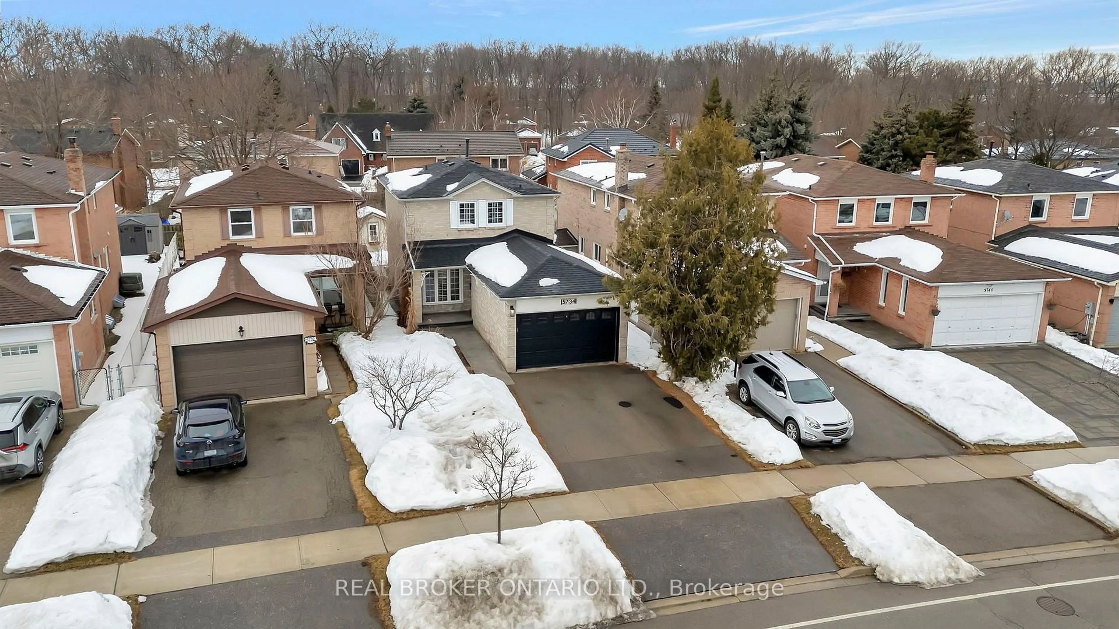 A pic from outside/outdoor area/front of a property/back of a property/a pic from drone, street for 5734 Turney Dr, Mississauga Ontario L5M 2R3