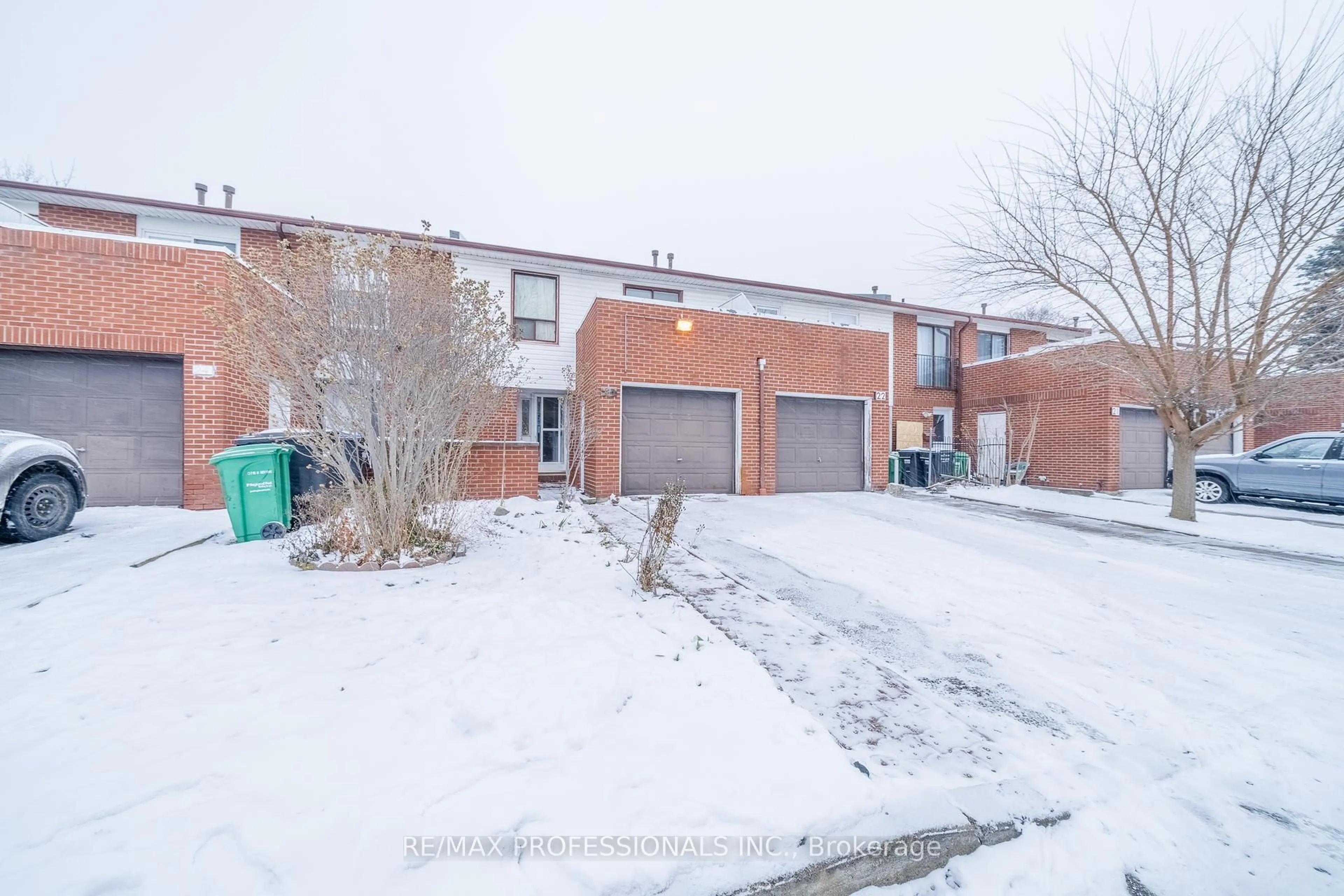 A pic from outside/outdoor area/front of a property/back of a property/a pic from drone, street for 3430 Brandon Gate Dr #23, Mississauga Ontario L4T 3T4